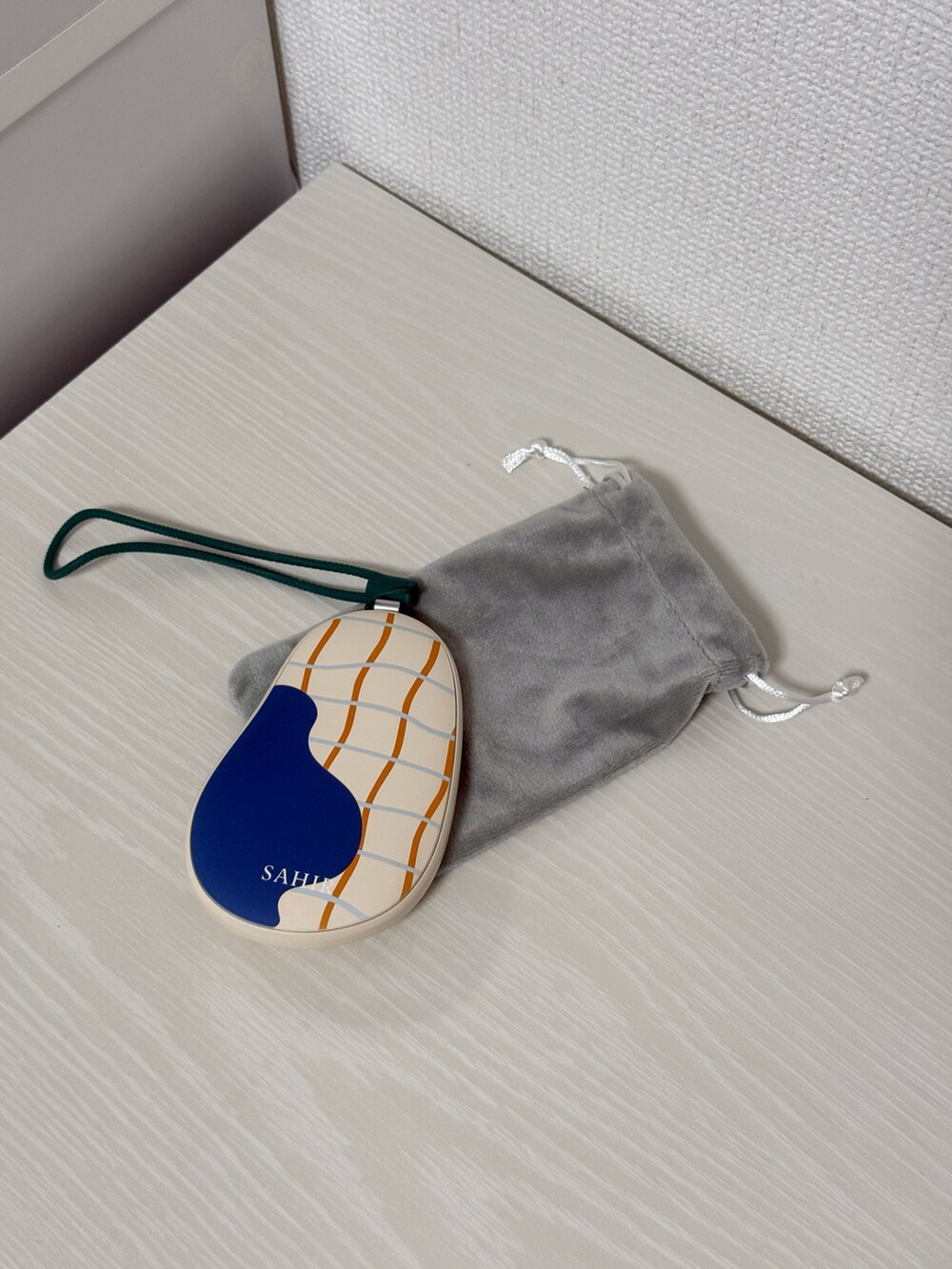 ベージュ系の香水、ブルー系の生活家電、ピンク系のチャームを着用したレディースの秋コーディネートの3枚目の写真