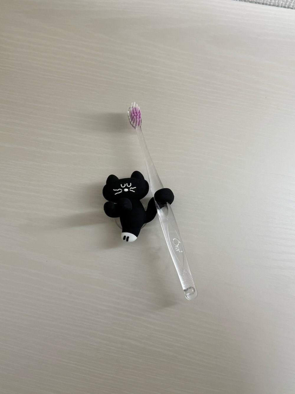 ブラック系の収納グッズ、ブルー系のポーチ、ブルー系のインテリア雑貨を着用したレディースの春コーディネートの2枚目の写真