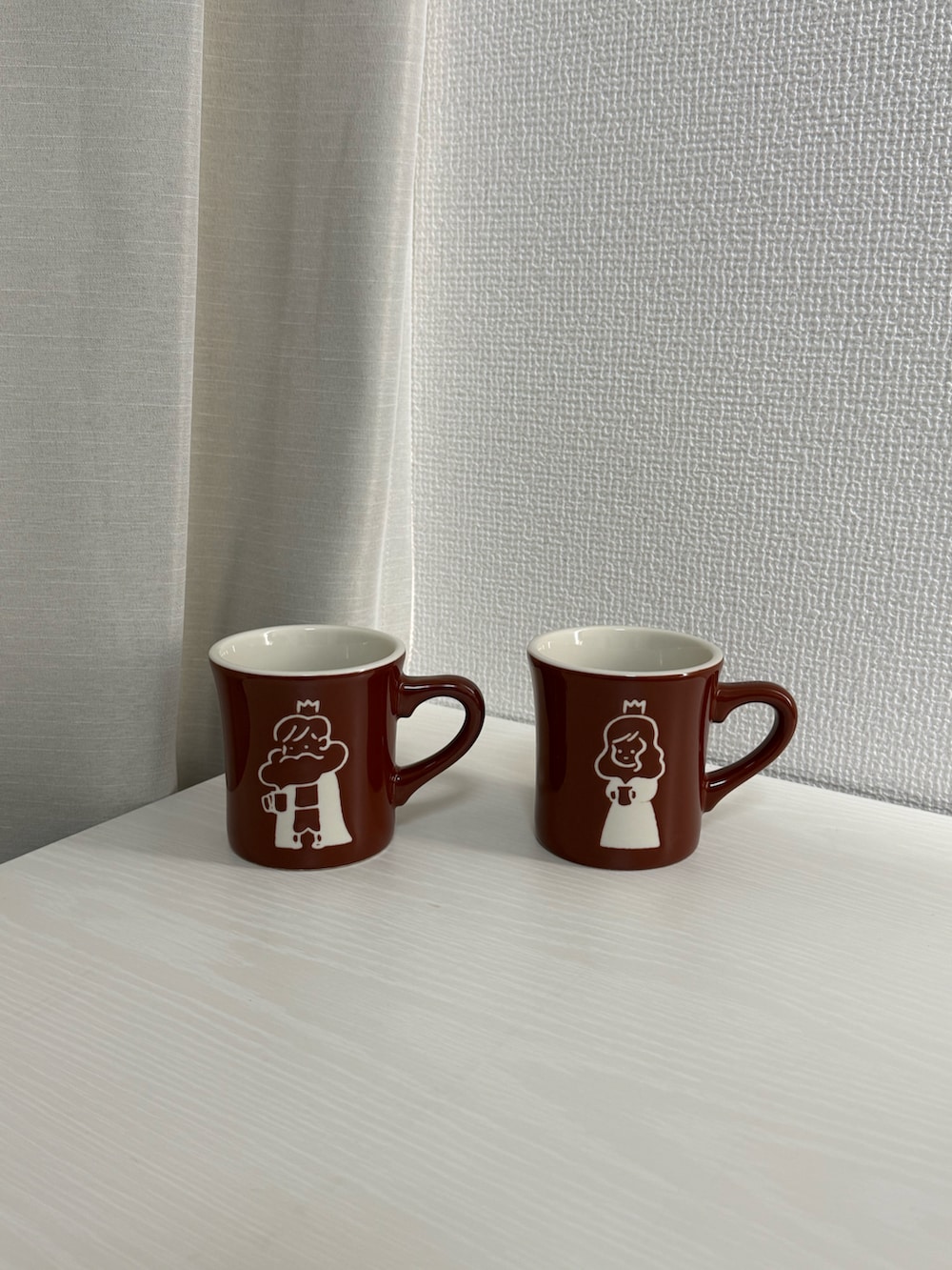 ホワイト系のスピーカー、ブラウン系のグラス/マグカップ/タンブラー、ホワイト系の香水を着用したレディースの冬コーディネートの3枚目の写真