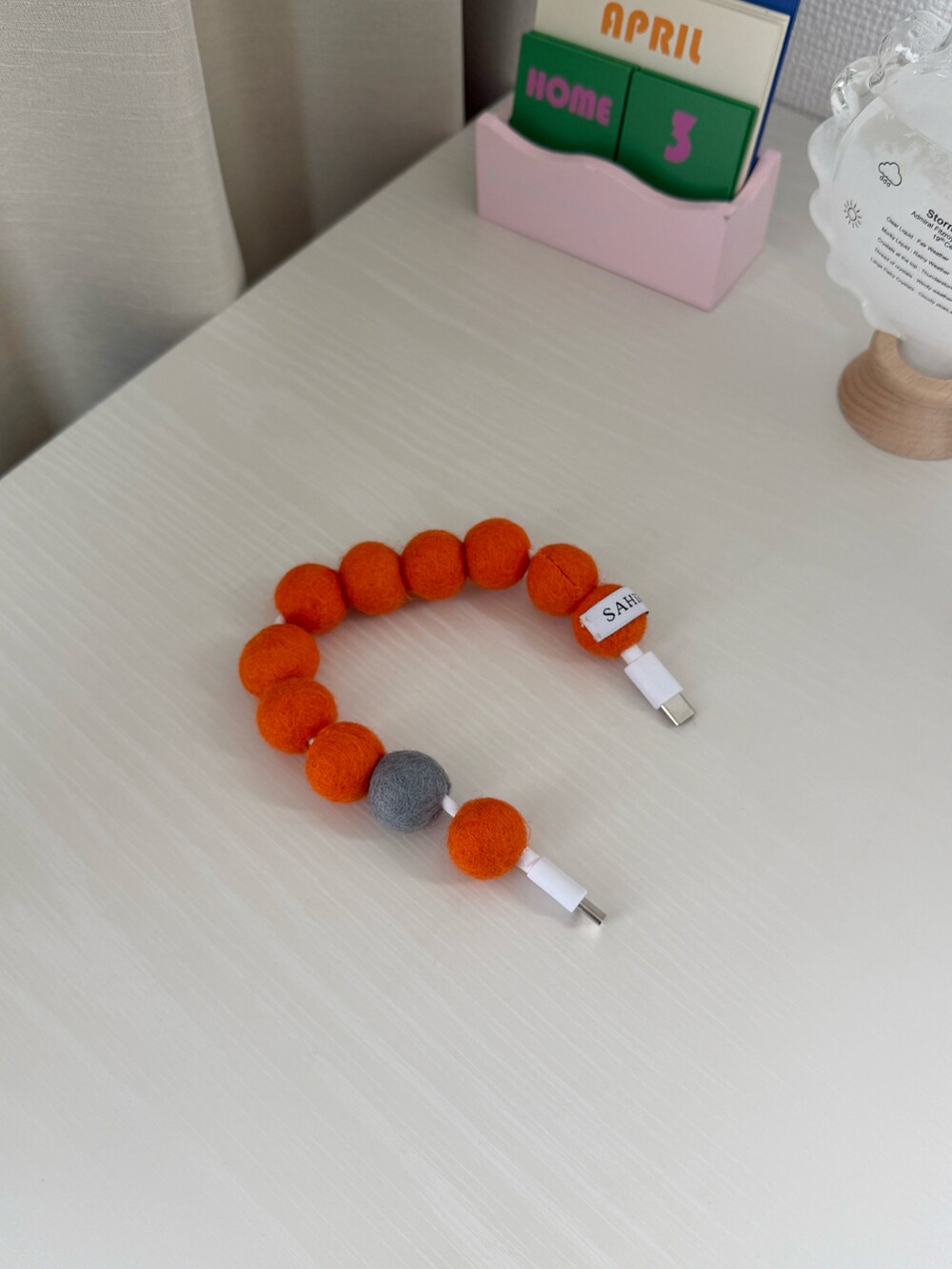 ピンク系のインテリア雑貨、ブルー系のインテリア雑貨、ホワイト系のスピーカーを着用したレディースの春コーディネートの5枚目の写真