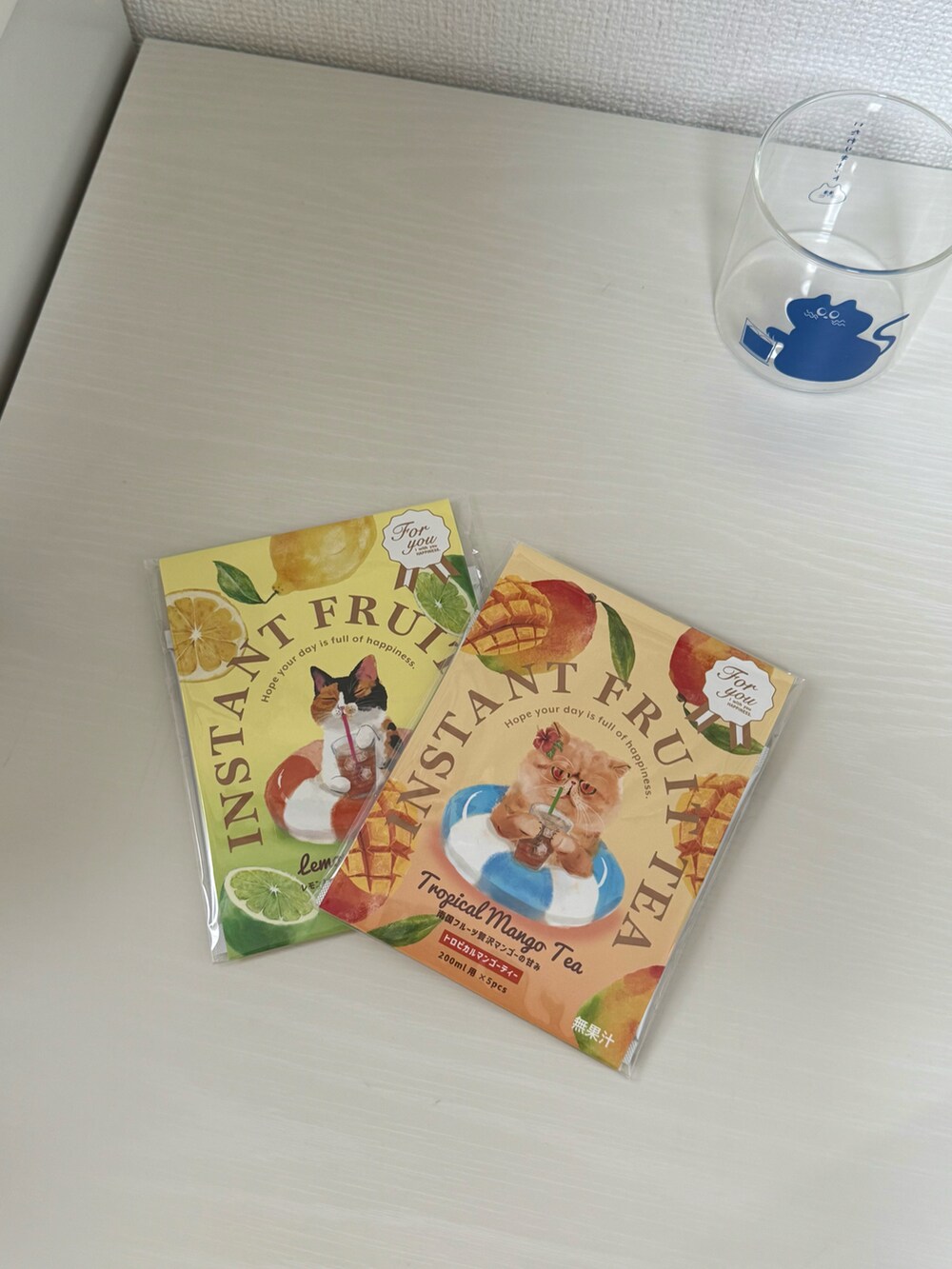 ブルー系のトートバッグ、その他のフラワーベース、その他のグラス/マグカップ/タンブラーを着用したレディースの夏コーディネートの5枚目の写真