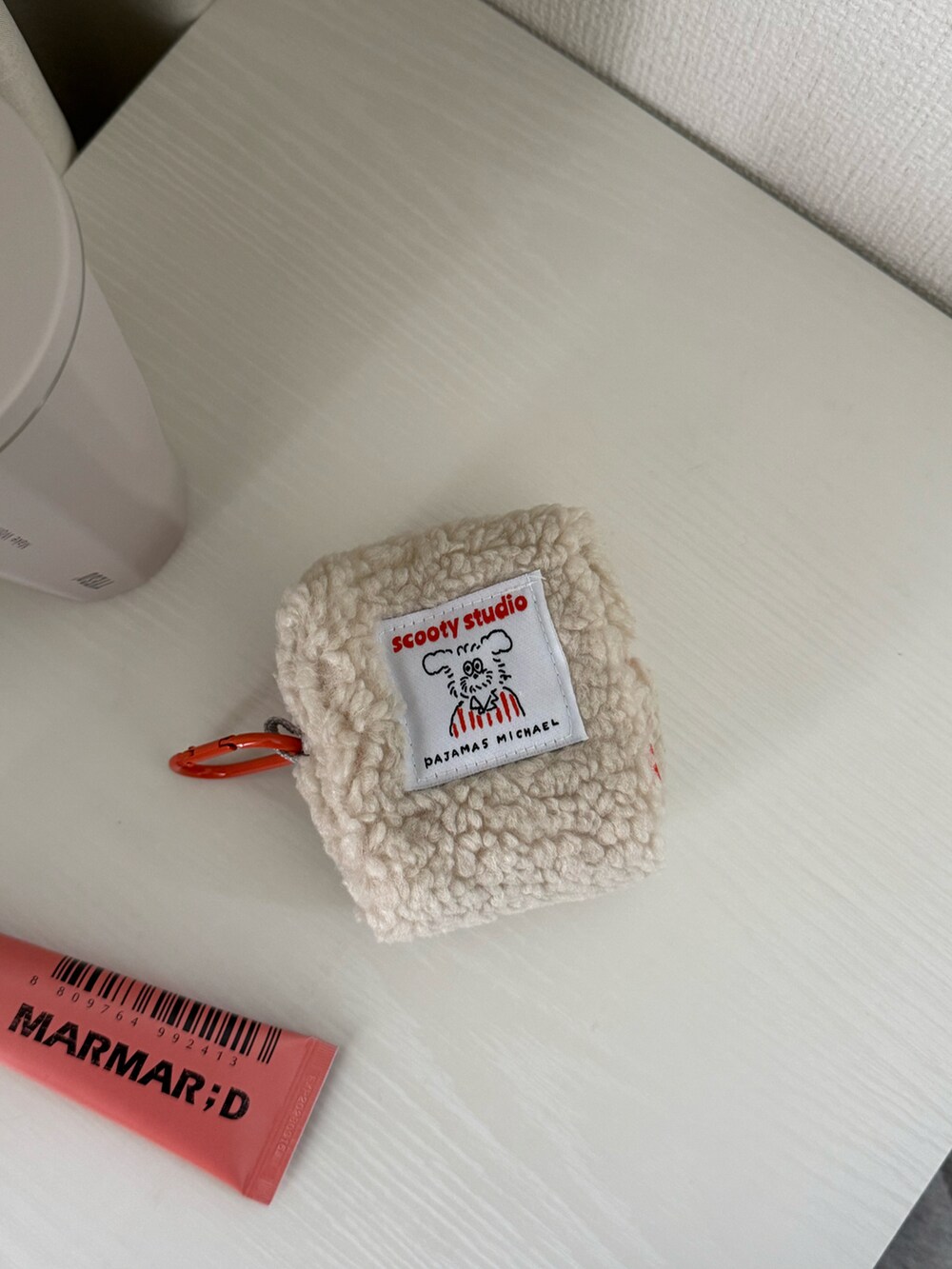 イエロー系のルームフレグランス/お香、その他のハンドケア/ハンドクリーム、ベージュ系の水筒を着用したレディースの冬コーディネートの4枚目の写真