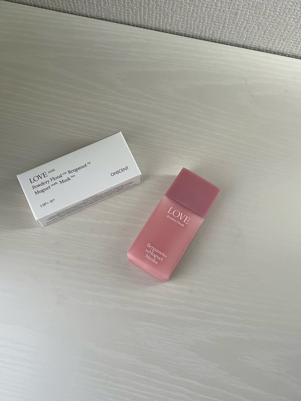 ホワイト系のチャーム、ピンク系のハンドケア/ハンドクリーム、グレー系のハンカチ/ハンドタオルを着用したレディースの秋コーディネートの3枚目の写真