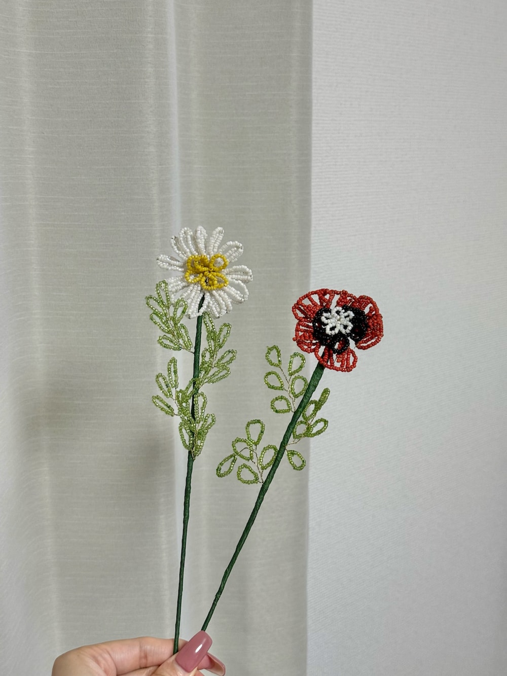 ホワイト系のフラワーベース、イエロー系のハンドケア/ハンドクリーム、ブルー系のルームフレグランス/お香を着用したレディースの秋コーディネートの2枚目の写真