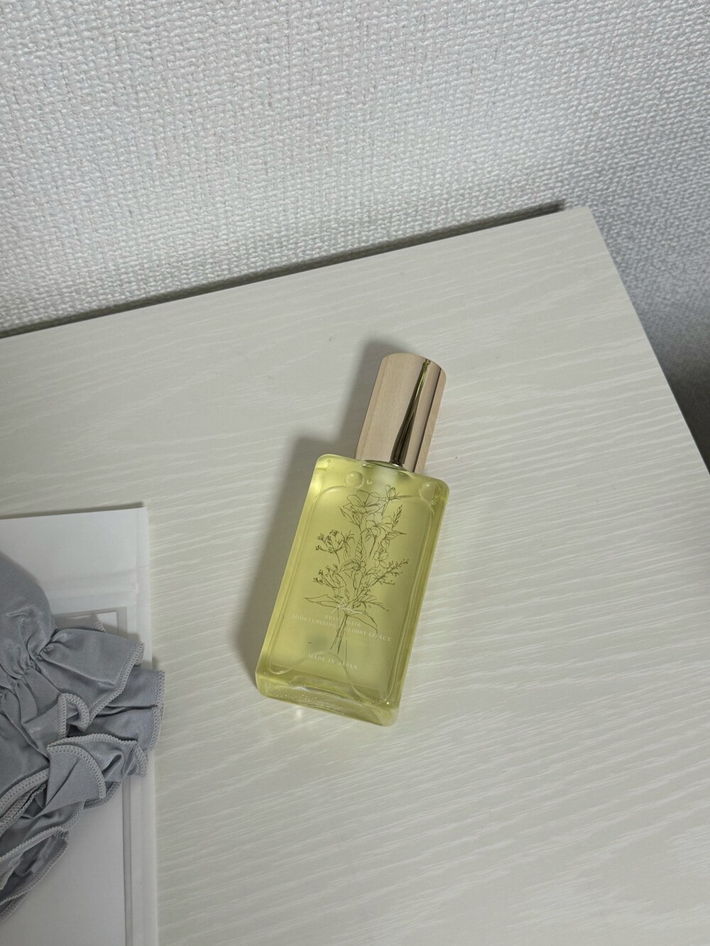 ホワイト系の美容器具、ホワイト系のヘアオイル/ヘアミルク、その他のヘアスタイリング/ヘアワックスを着用したレディースの夏コーディネートの2枚目の写真