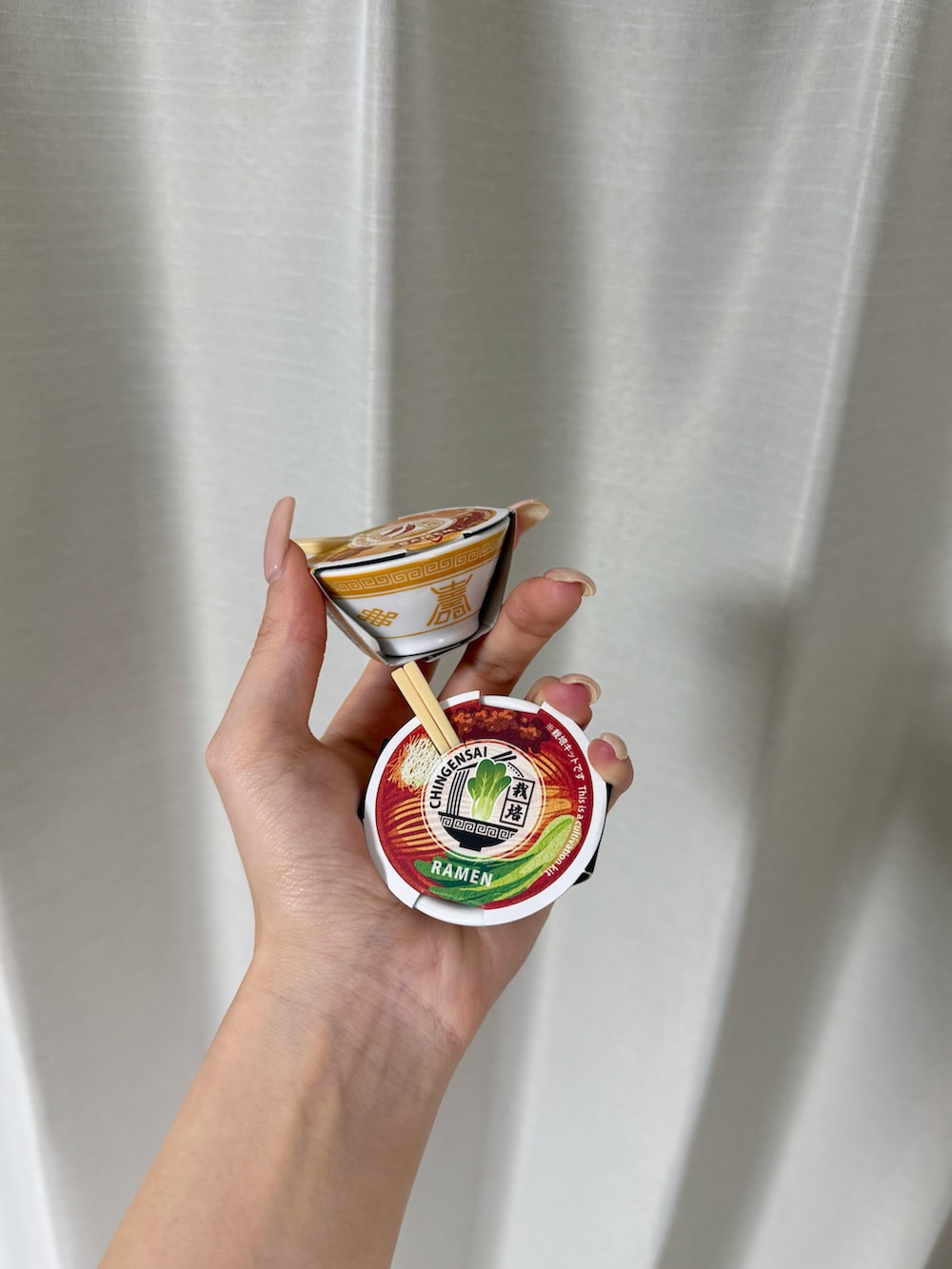 オレンジ系のボディケア/ボディクリーム、シルバー系のヘッドフォン/イヤホン、ブラック系のインテリア雑貨を着用したレディースの秋コーディネートの5枚目の写真