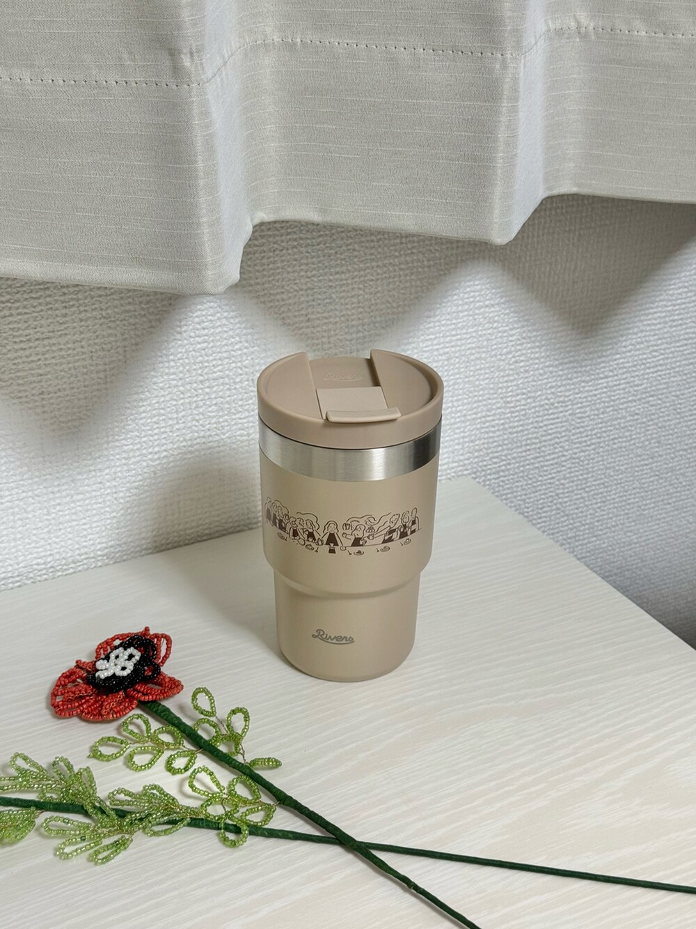 ブラック系の水筒、ホワイト系のグラス/マグカップ/タンブラー、ホワイト系のグラス/マグカップ/タンブラーを着用したレディースの秋コーディネートの4枚目の写真