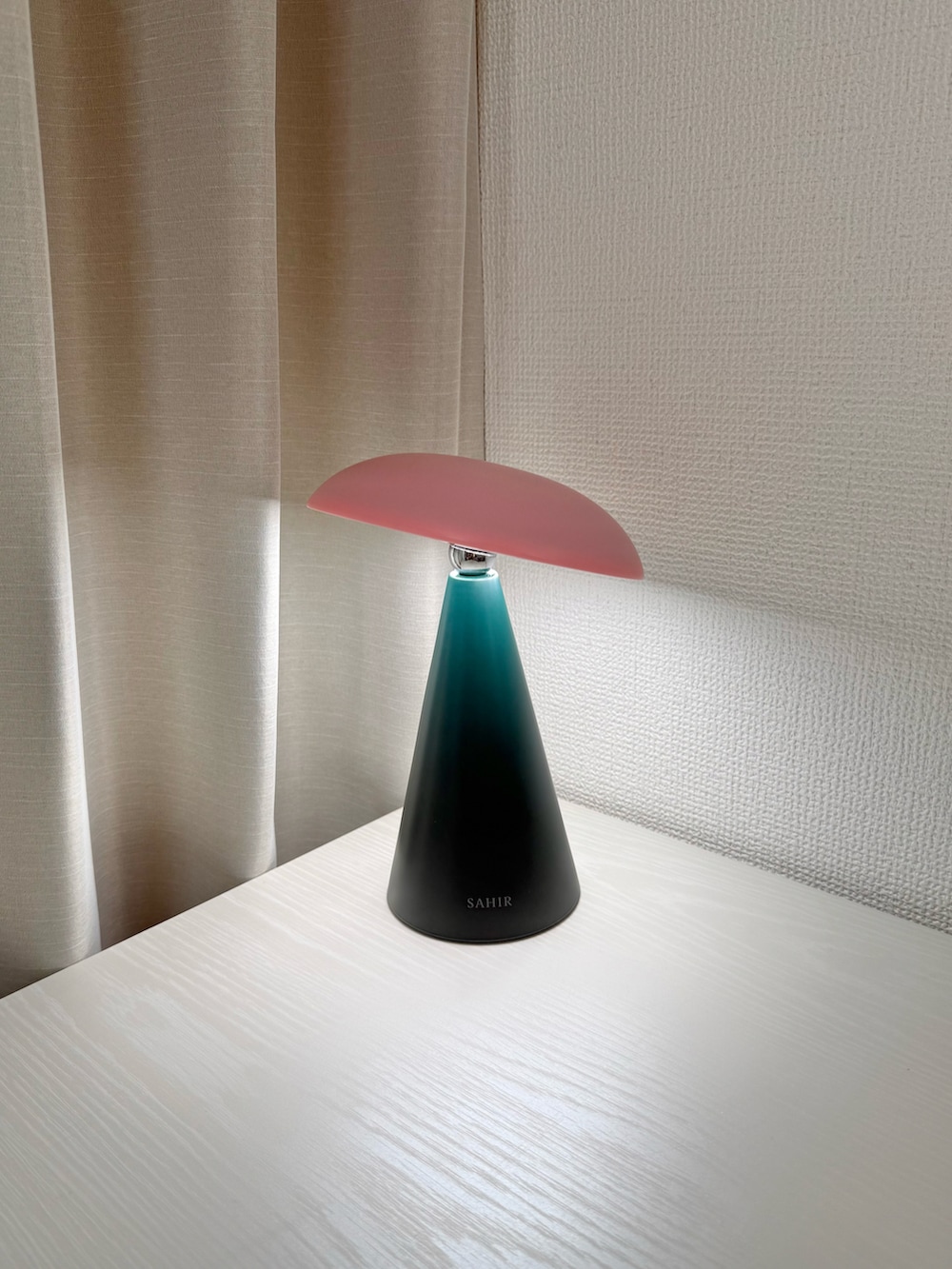 ピンク系の照明、ブルー系のグラス/マグカップ/タンブラー、グリーン系のインテリア雑貨を着用したレディースの夏コーディネートの2枚目の写真