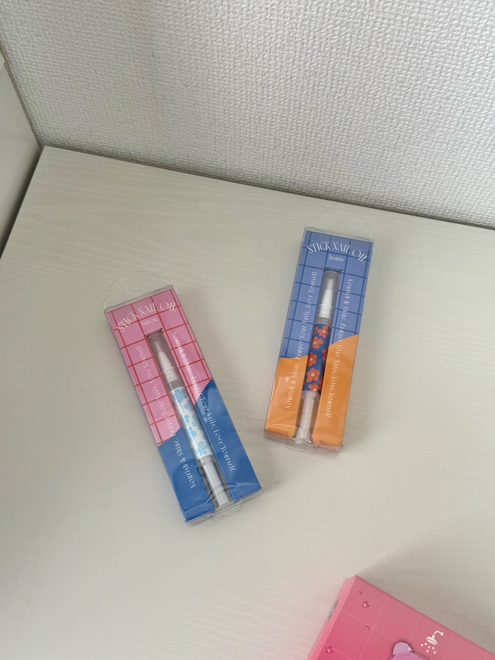 ホワイト系のチャーム、ピンク系のハンドケア/ハンドクリーム、グレー系のハンカチ/ハンドタオルを着用したレディースの秋コーディネートの5枚目の写真