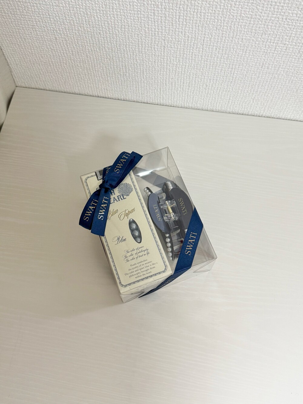 ブルー系のハンドケア/ハンドクリーム、その他のルームフレグランス/お香、レッド系のインテリア雑貨を着用したレディースの春コーディネートの4枚目の写真