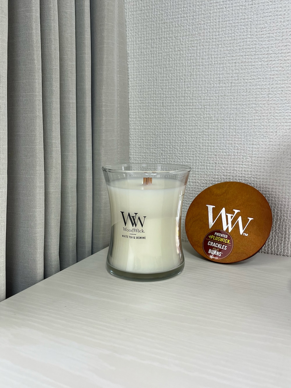 ブルー系のハンドケア/ハンドクリーム、ホワイト系のボディケア/ボディクリーム、ピンク系の香水を着用したレディースの夏コーディネートの3枚目の写真