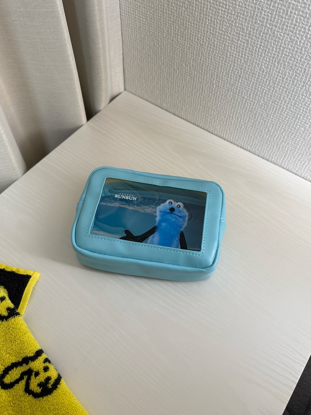 ブラック系の収納グッズ、ブルー系のポーチ、ブルー系のインテリア雑貨を着用したレディースの春コーディネートの3枚目の写真