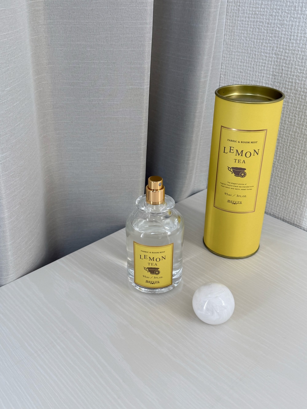 イエロー系のルームフレグランス/お香、その他のハンドケア/ハンドクリーム、ベージュ系の水筒を着用したレディースの冬コーディネートの2枚目の写真