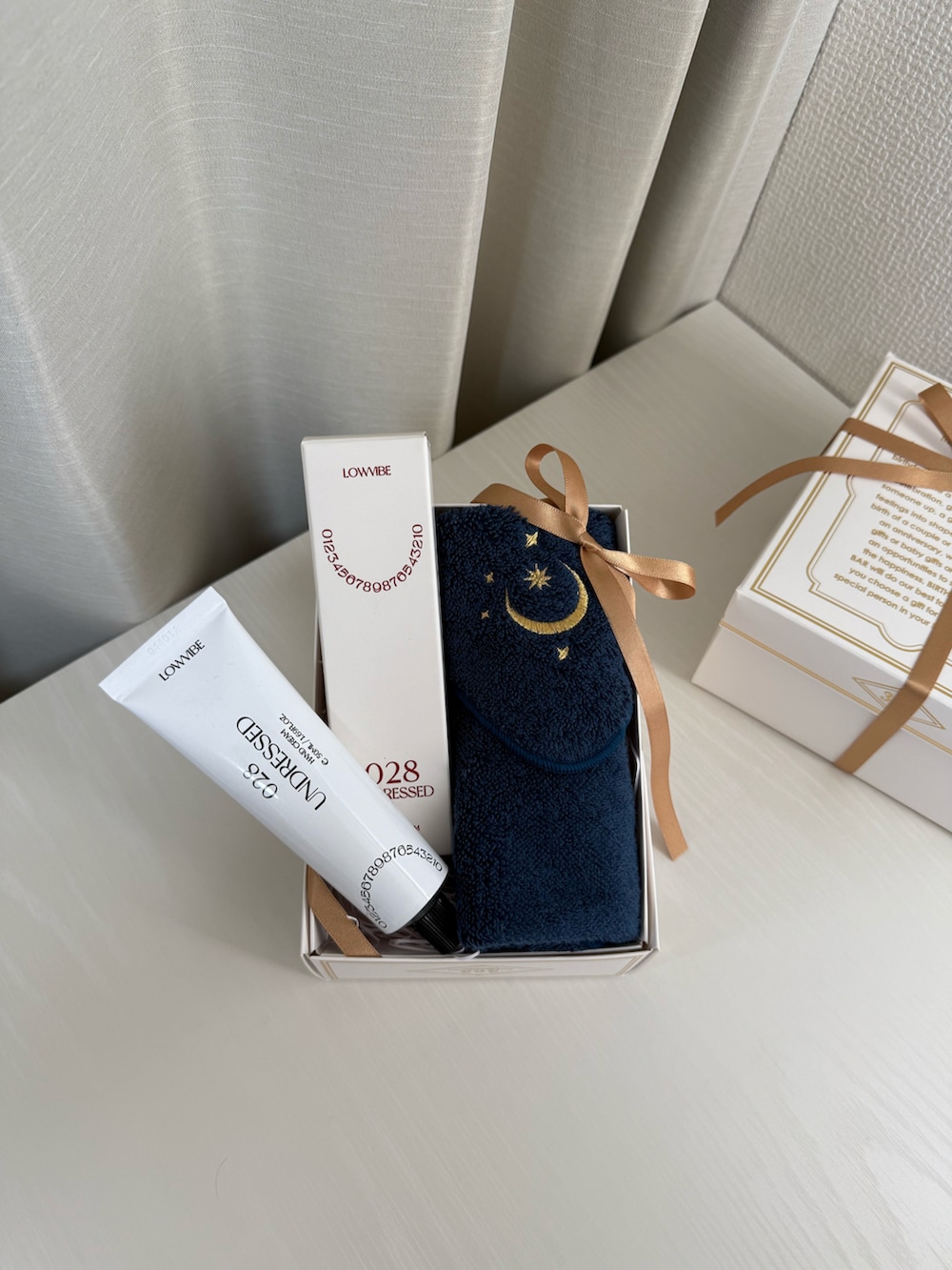 その他のボディケアキット/ギフトセット、ブルー系のボディケア/ボディクリーム、ホワイト系の香水を着用したレディースの秋コーディネートの2枚目の写真