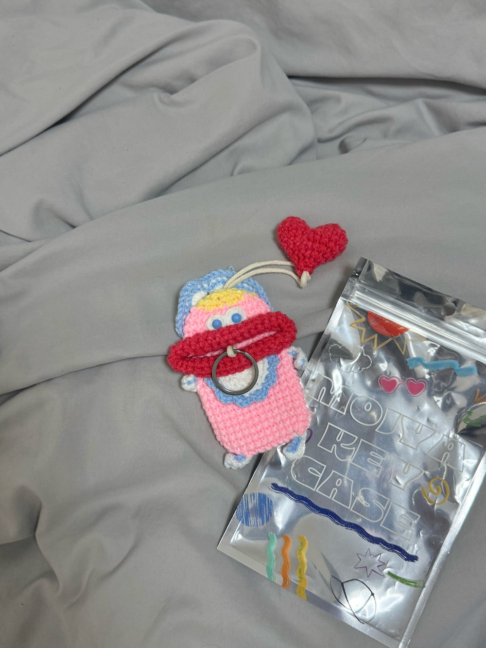 ホワイト系のグラス/マグカップ/タンブラー、ベージュ系のお弁当箱、ブルー系のキーケース/キーアクセサリーを着用したレディースの春コーディネートの4枚目の写真