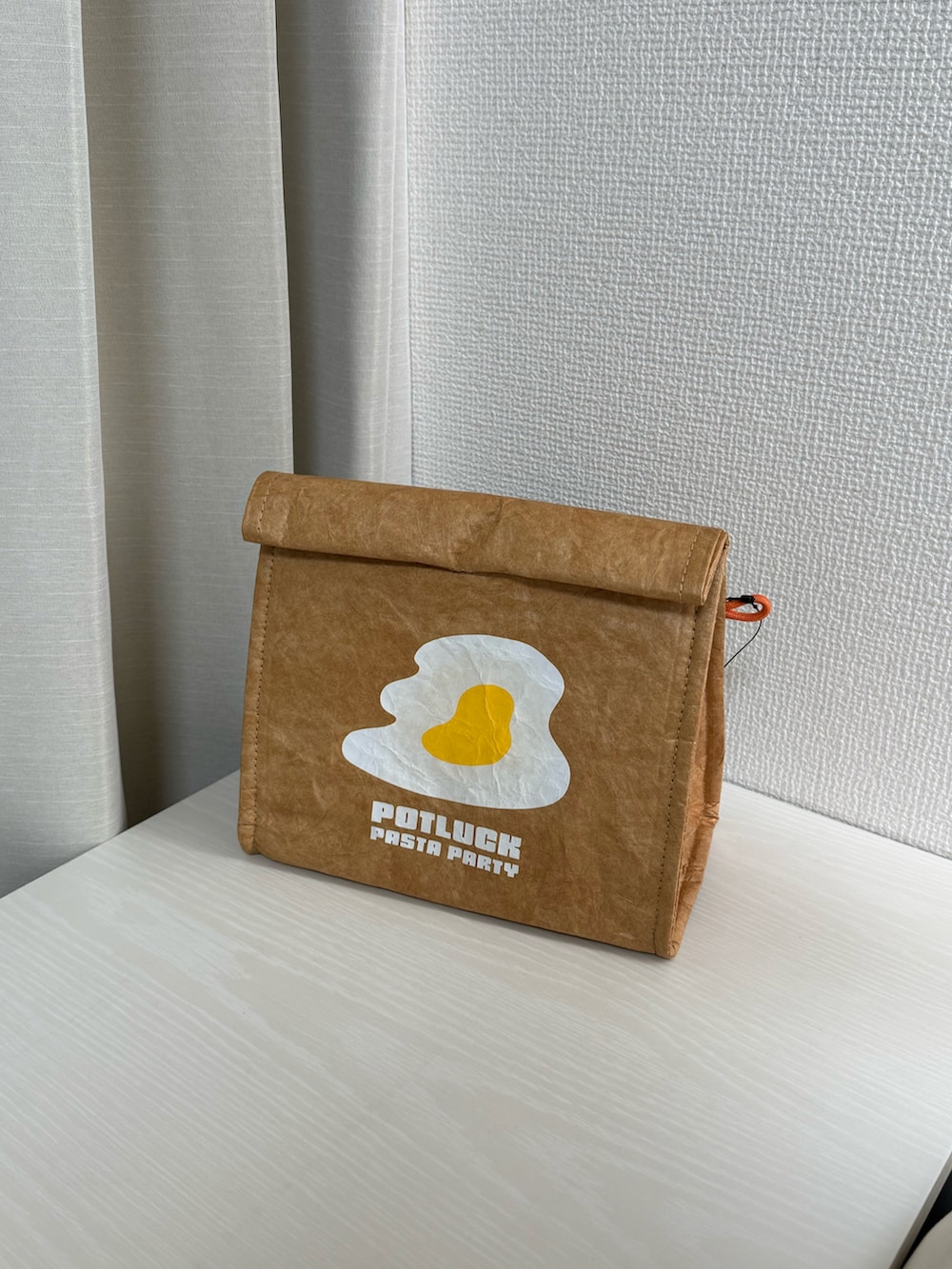 ホワイト系のグラス/マグカップ/タンブラー、ベージュ系のお弁当箱、ブルー系のキーケース/キーアクセサリーを着用したレディースの春コーディネートの3枚目の写真