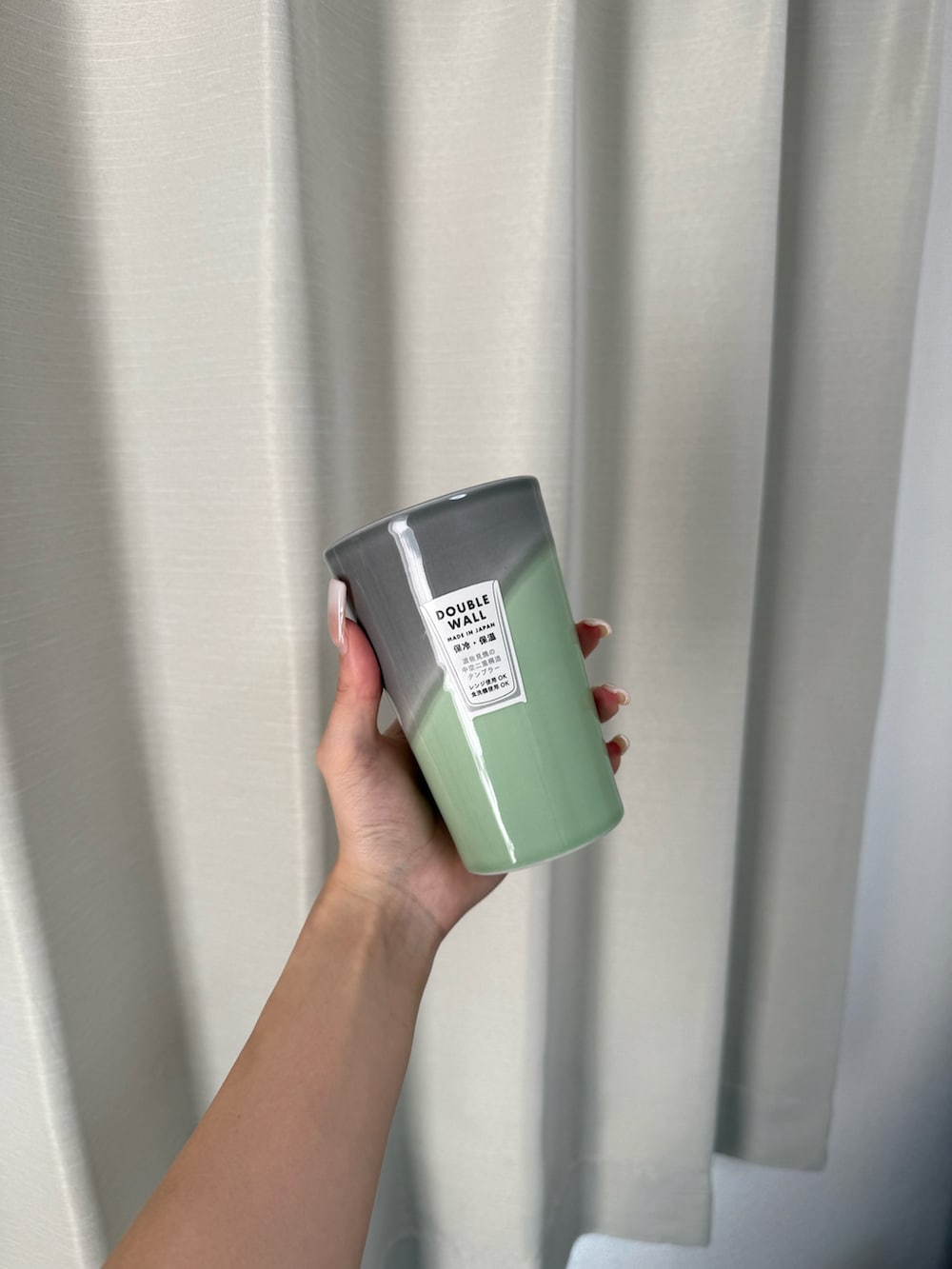 ホワイト系のグラス/マグカップ/タンブラー、グレー系の食器、その他のグラス/マグカップ/タンブラーを着用したレディースの夏コーディネートの4枚目の写真