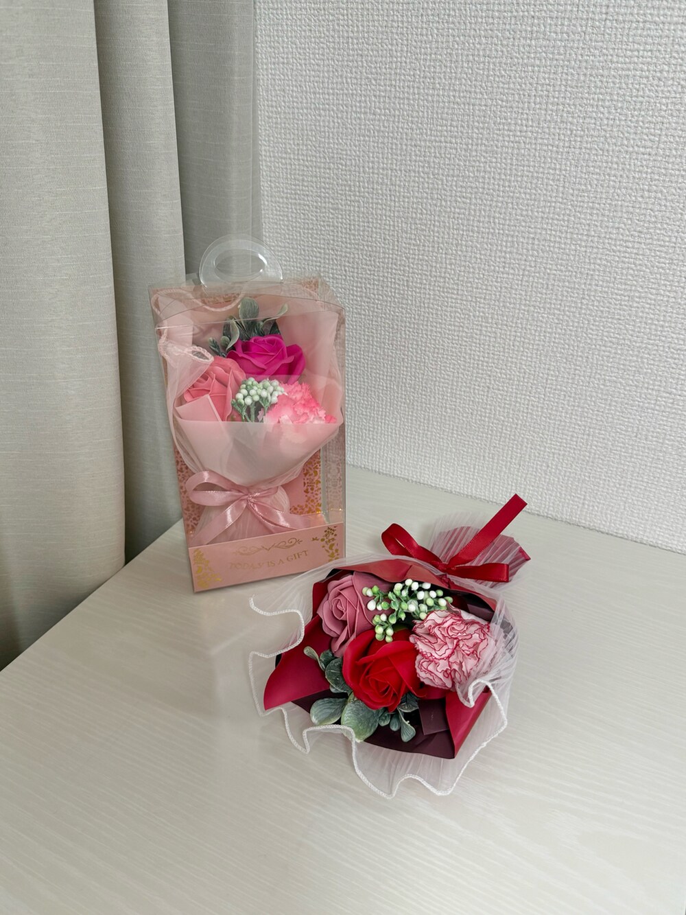 ブルー系のハンドケア/ハンドクリーム、その他のルームフレグランス/お香、レッド系のインテリア雑貨を着用したレディースの春コーディネートの2枚目の写真