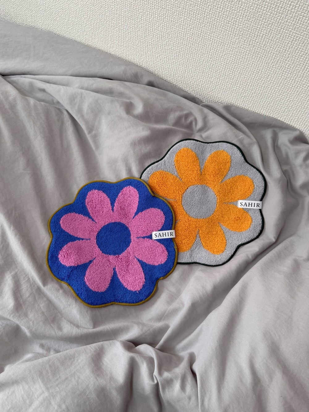 ホワイト系のチャーム、ピンク系のハンドケア/ハンドクリーム、グレー系のハンカチ/ハンドタオルを着用したレディースの秋コーディネートの4枚目の写真