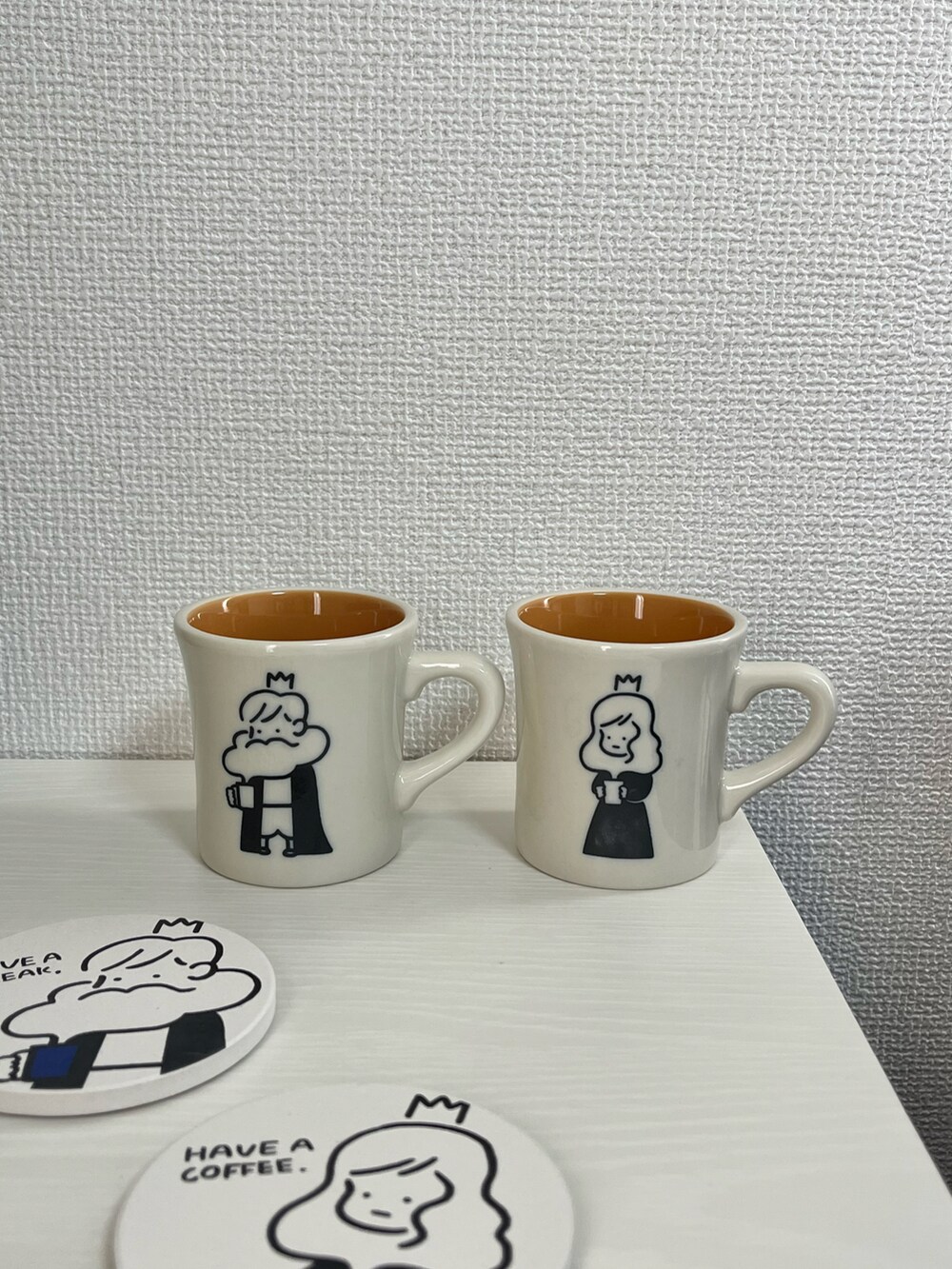 その他のグラス/マグカップ/タンブラー、ベージュ系のカトラリー、ブルー系のルームシューズ/スリッパを着用したレディースの春コーディネートの2枚目の写真