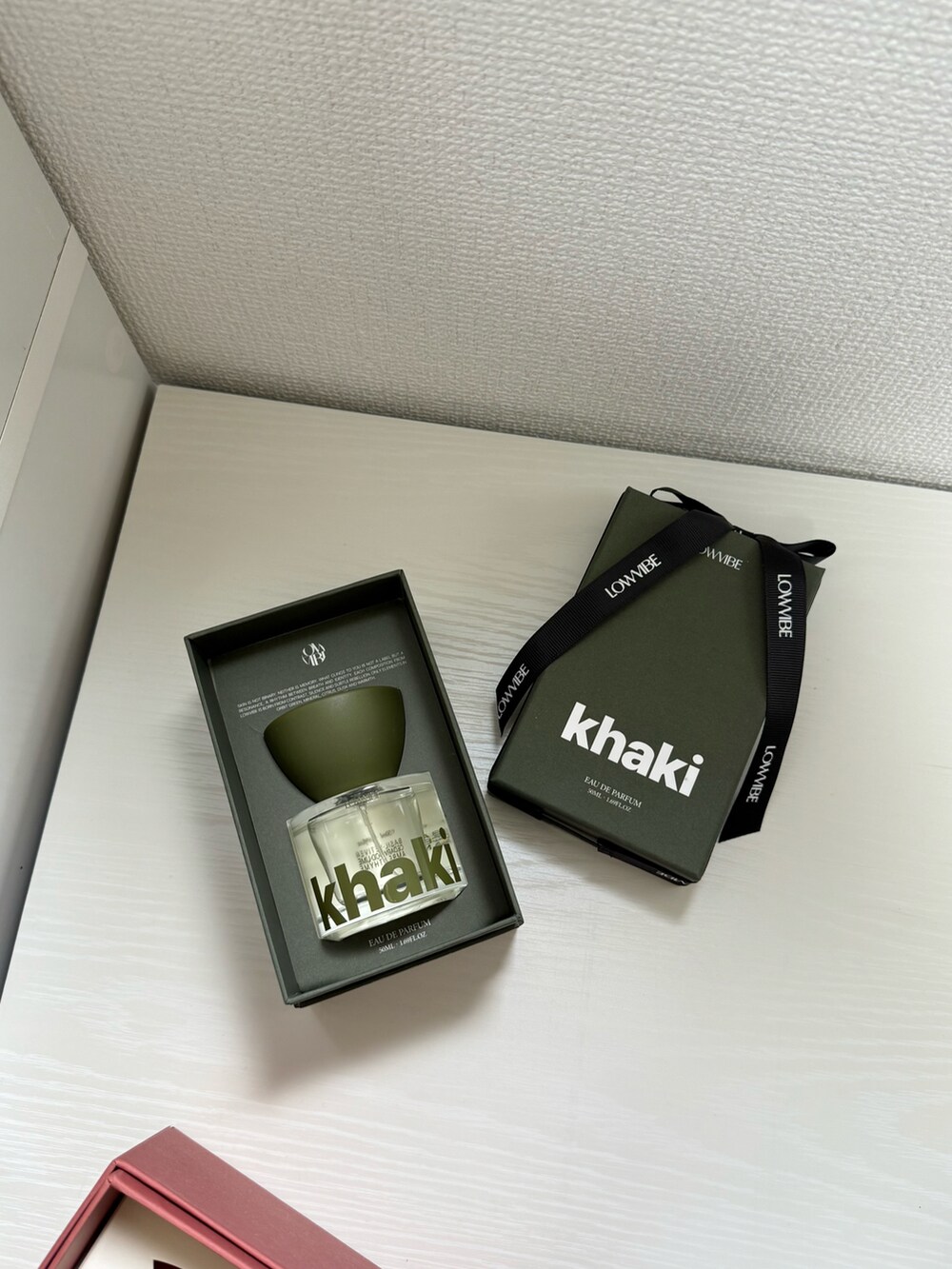 グリーン系の香水、ホワイト系のハンドケア/ハンドクリーム、レッド系のハンドケア/ハンドクリームを着用したレディースの夏コーディネートの4枚目の写真