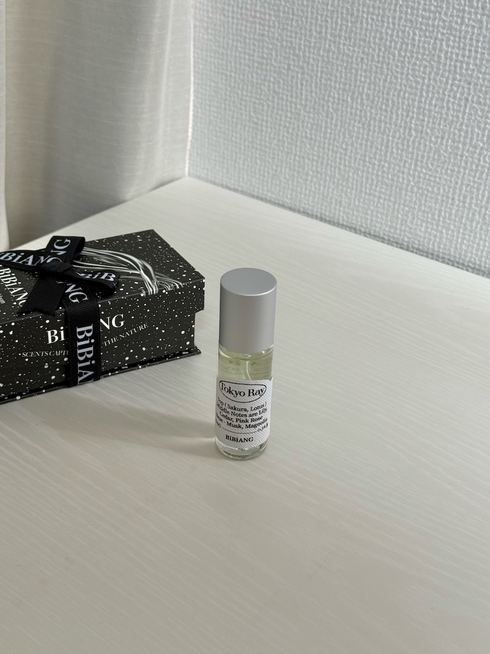 ホワイト系のスピーカー、ブラウン系のグラス/マグカップ/タンブラー、ホワイト系の香水を着用したレディースの冬コーディネートの5枚目の写真