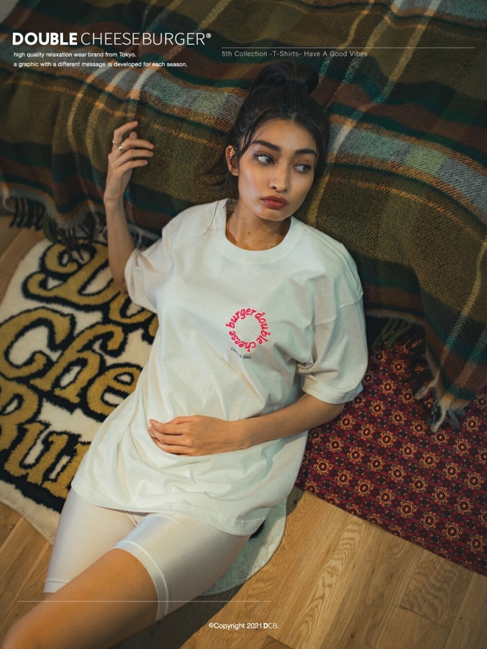 ホワイト系のTシャツ/カットソーを着用したレディースの夏コーディネートの2枚目の写真