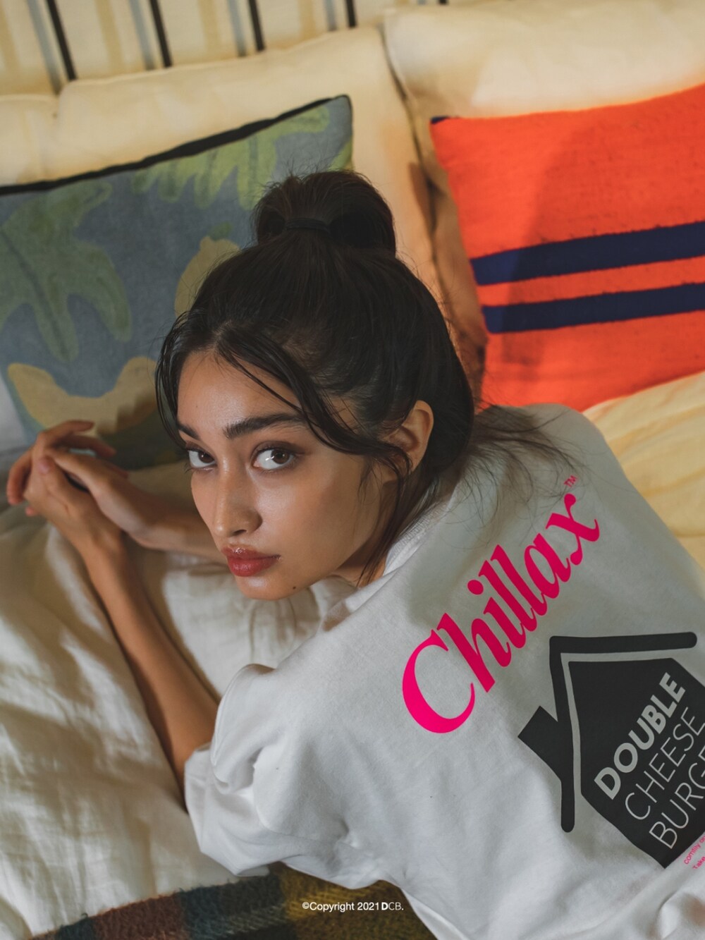 ホワイト系のTシャツ/カットソーを着用したレディースの夏コーディネートの3枚目の写真