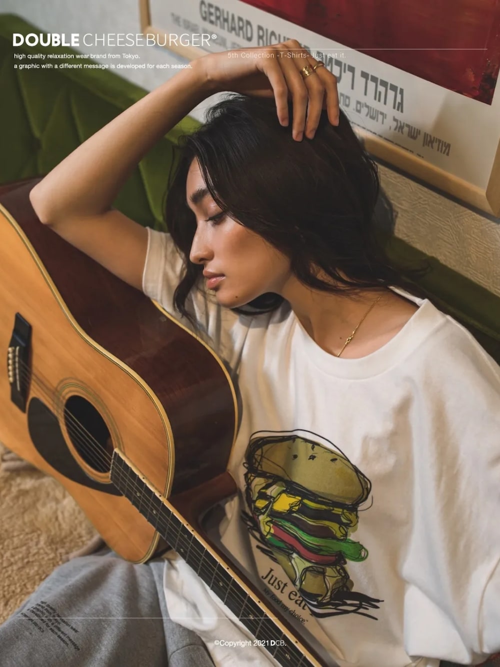 ホワイト系のTシャツ/カットソー、グレー系のスウェットパンツを着用したレディースの夏コーディネートの2枚目の写真