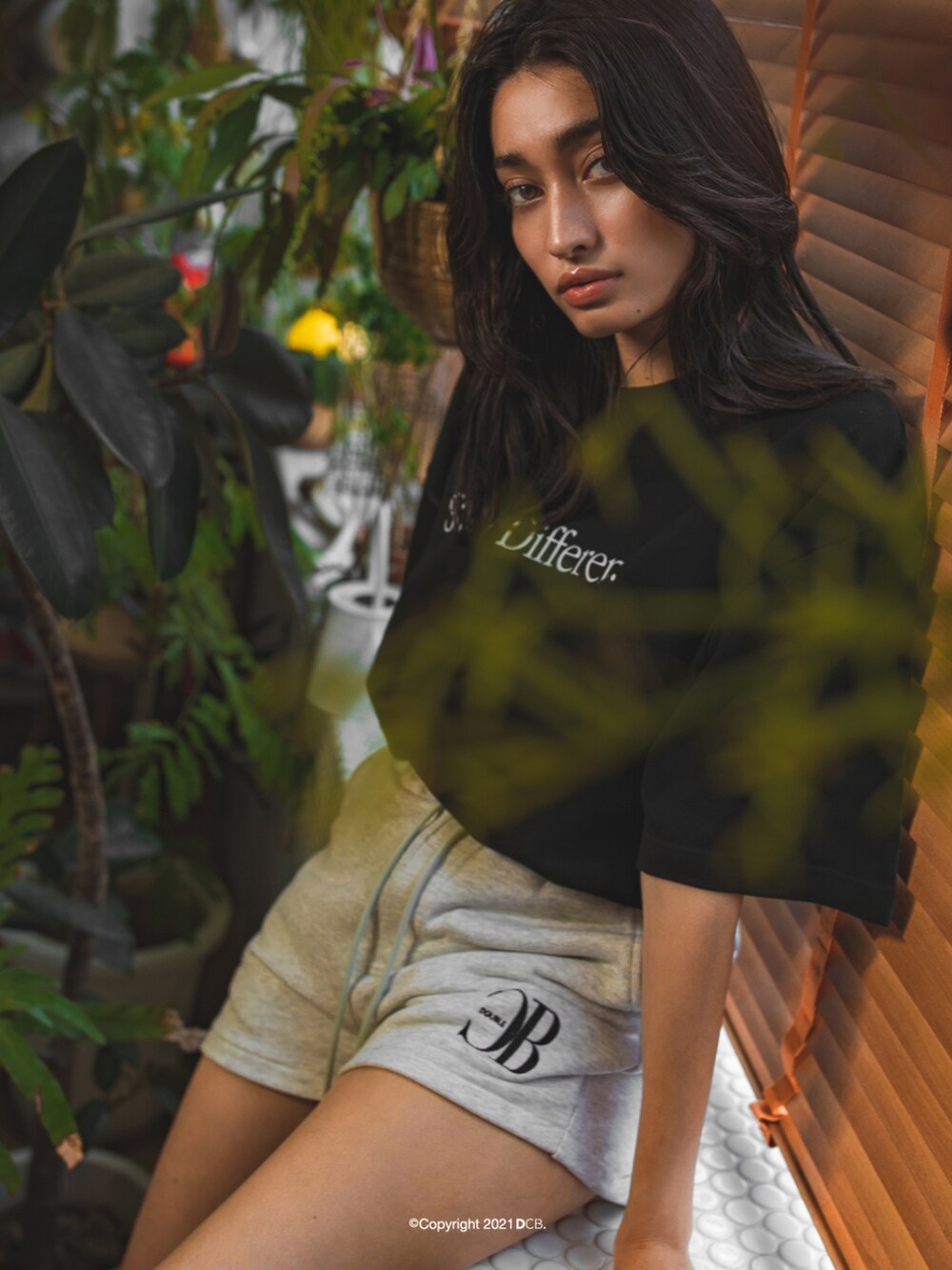 ブラック系のTシャツ/カットソー、グレー系のスウェットパンツを着用したレディースの夏コーディネートの2枚目の写真