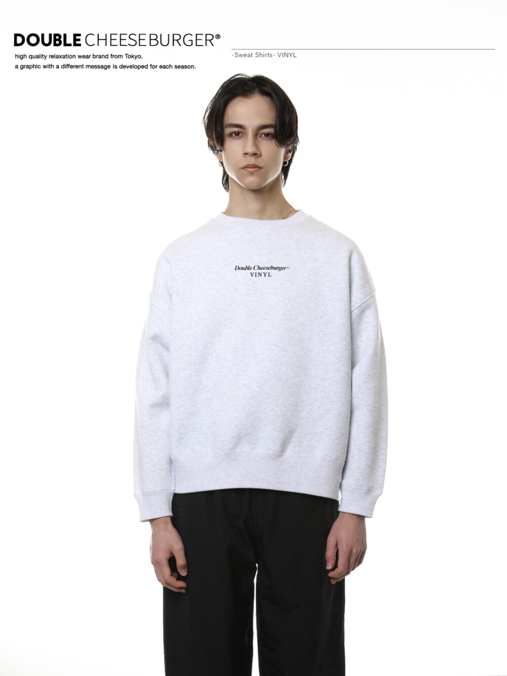 グレー系のスウェットを着用したメンズの春コーディネートの2枚目の写真