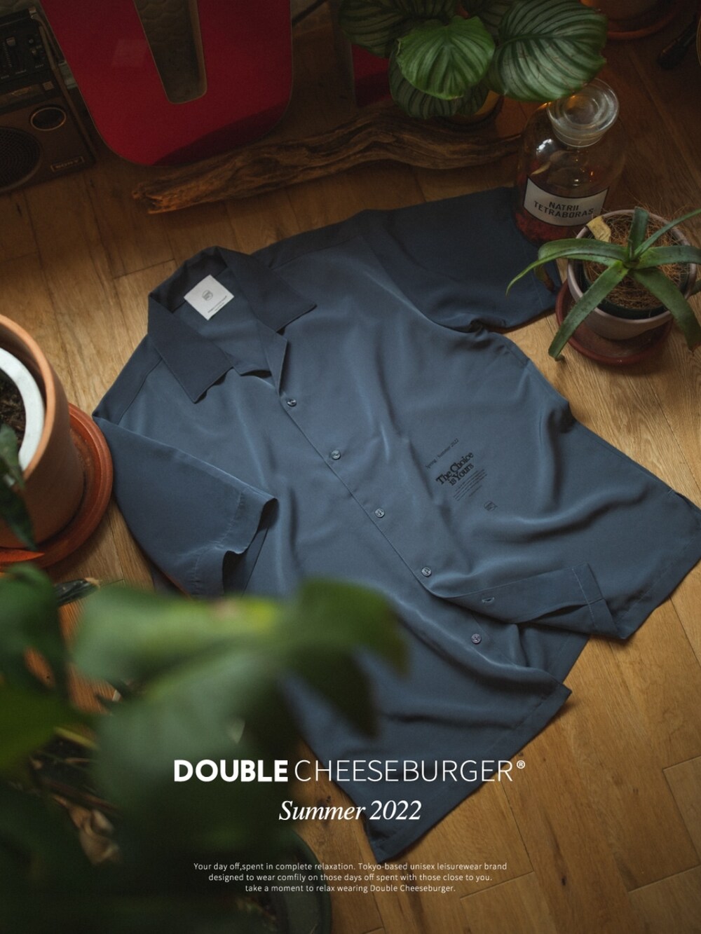 ブルー系のシャツ/ブラウスを着用したメンズの夏コーディネートの2枚目の写真