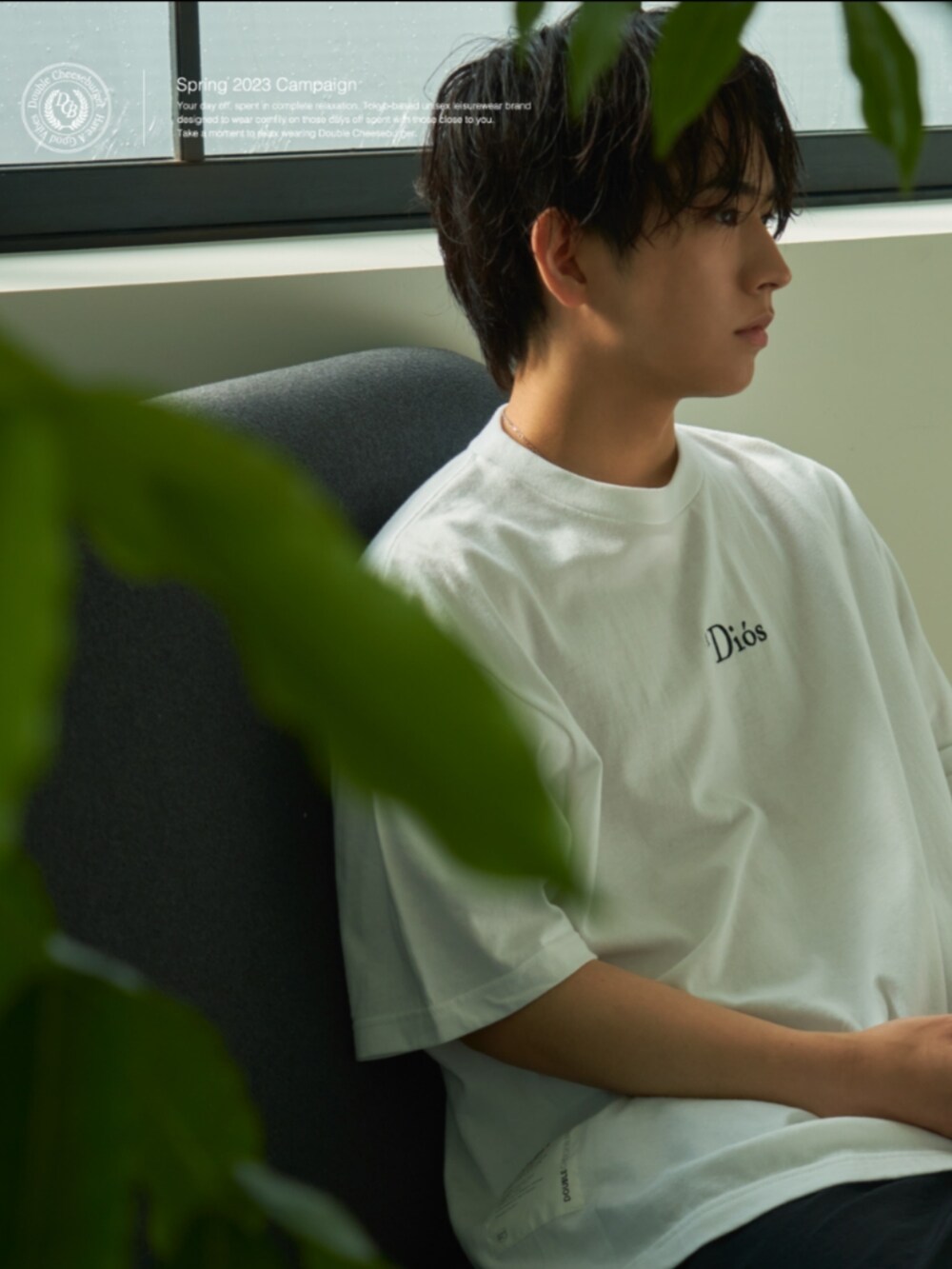 ホワイト系のTシャツ/カットソー、ブラック系のその他パンツを着用したメンズの夏コーディネートの2枚目の写真