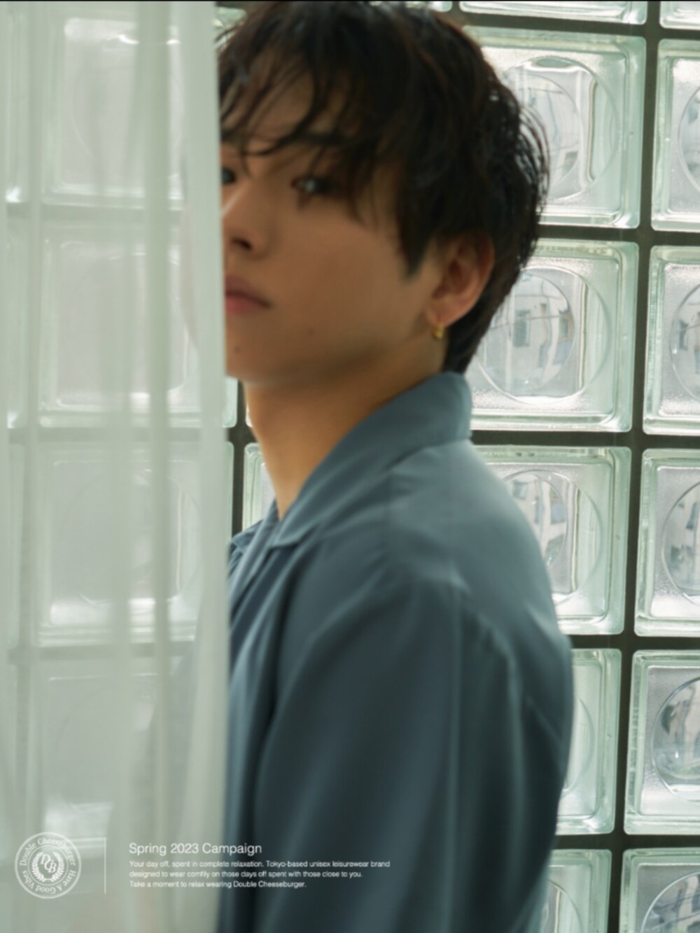 ブルー系のシャツ/ブラウス、ブラック系のその他パンツを着用したメンズの夏コーディネートの2枚目の写真