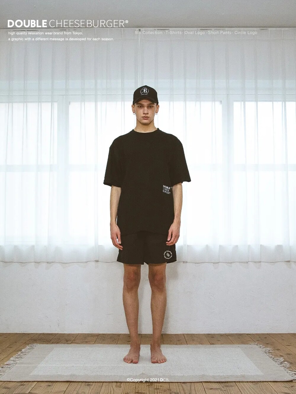 ブラック系のTシャツ/カットソー、ブラック系のキャップを着用したメンズの夏コーディネートの2枚目の写真