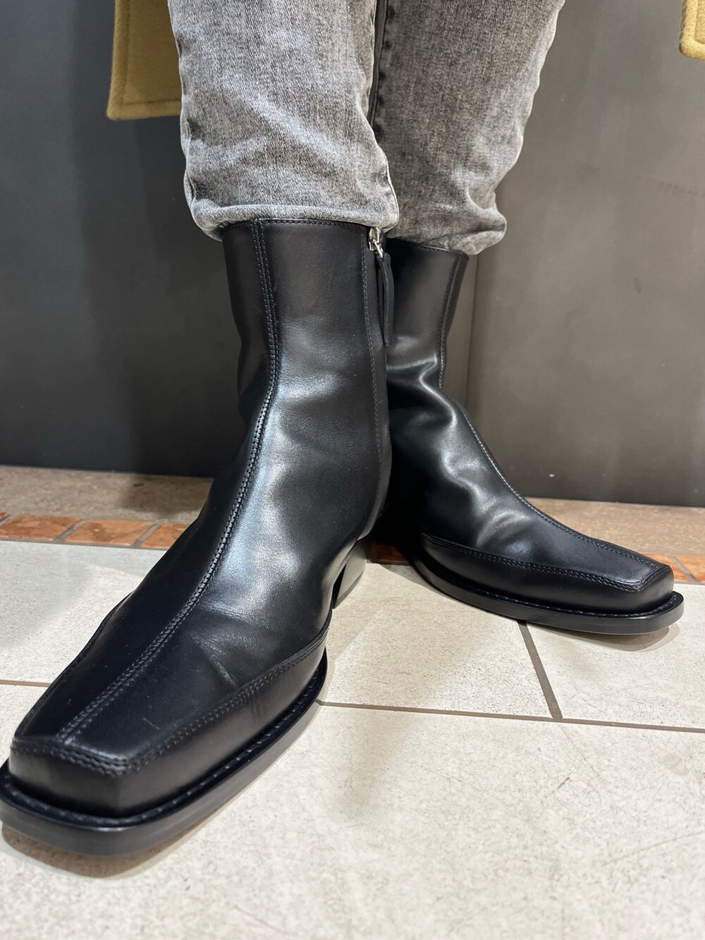 「9月、Diesel、DIESELみなとみらい」｜「DIESELのDIESEL SS22 レディース デニム スキニー グレー ジョグジーンズ（デニムパンツ、ブラック系）」を使った、Yunaさん（レディース・170cm）の秋コーディネートの3枚目の写真