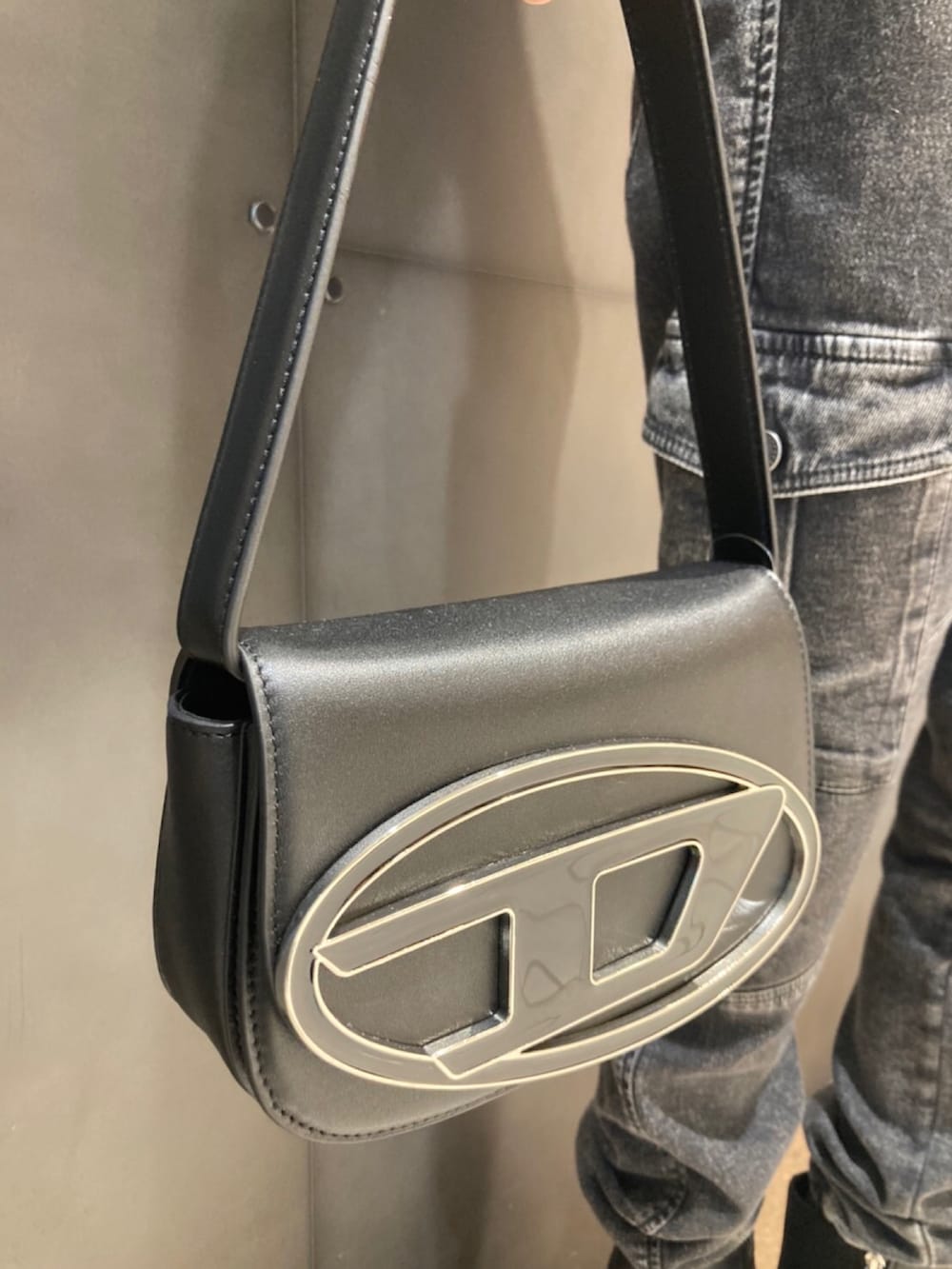 「8月、DIESELみなとみらい」｜「DIESELのFW22 レディース トラックデニム カーゴ ブラック（デニムパンツ、ブラック系）」を使った、Yunaさん（レディース・170cm）の夏コーディネートの2枚目の写真