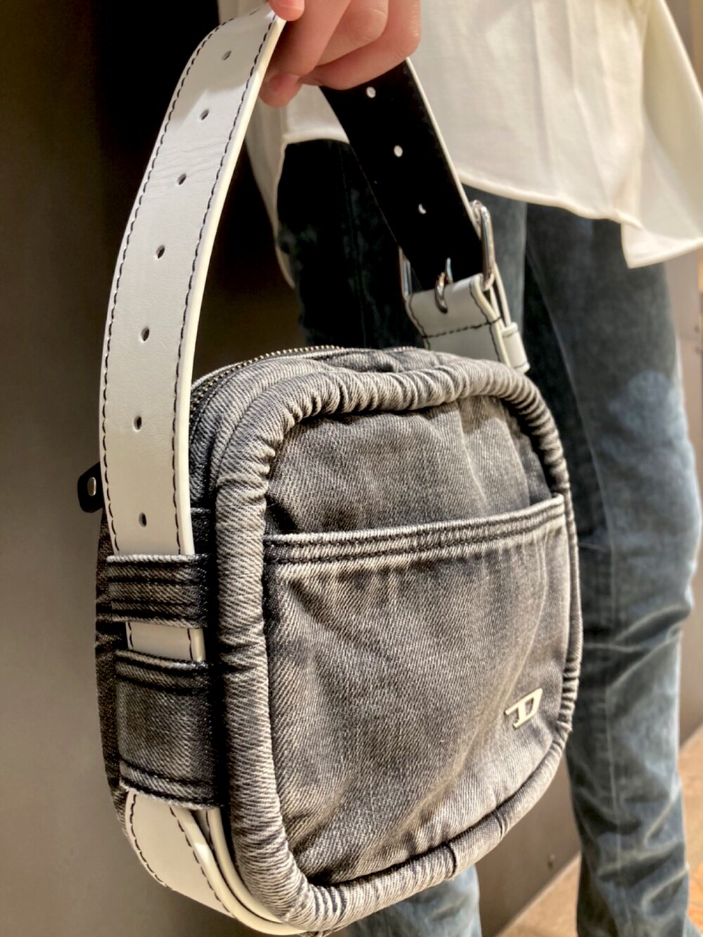 「4月、DIESEL、DIESELみなとみらい」｜「DIESELのレディース 半袖 リブ トップス ロゴ Tシャツ（Tシャツ/カットソー、ブラック系）」を使った、Yunaさん（レディース・170cm）の春コーディネートの2枚目の写真