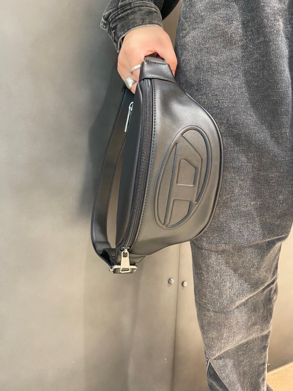 「4月、Diesel、DIESELみなとみらい、デニム」｜「DIESELのレディース デニム スリム ボンバー ジャケット ブラック（デニムジャケット、ブラック系）」を使った、Yunaさん（レディース・170cm）の春コーディネートの2枚目の写真