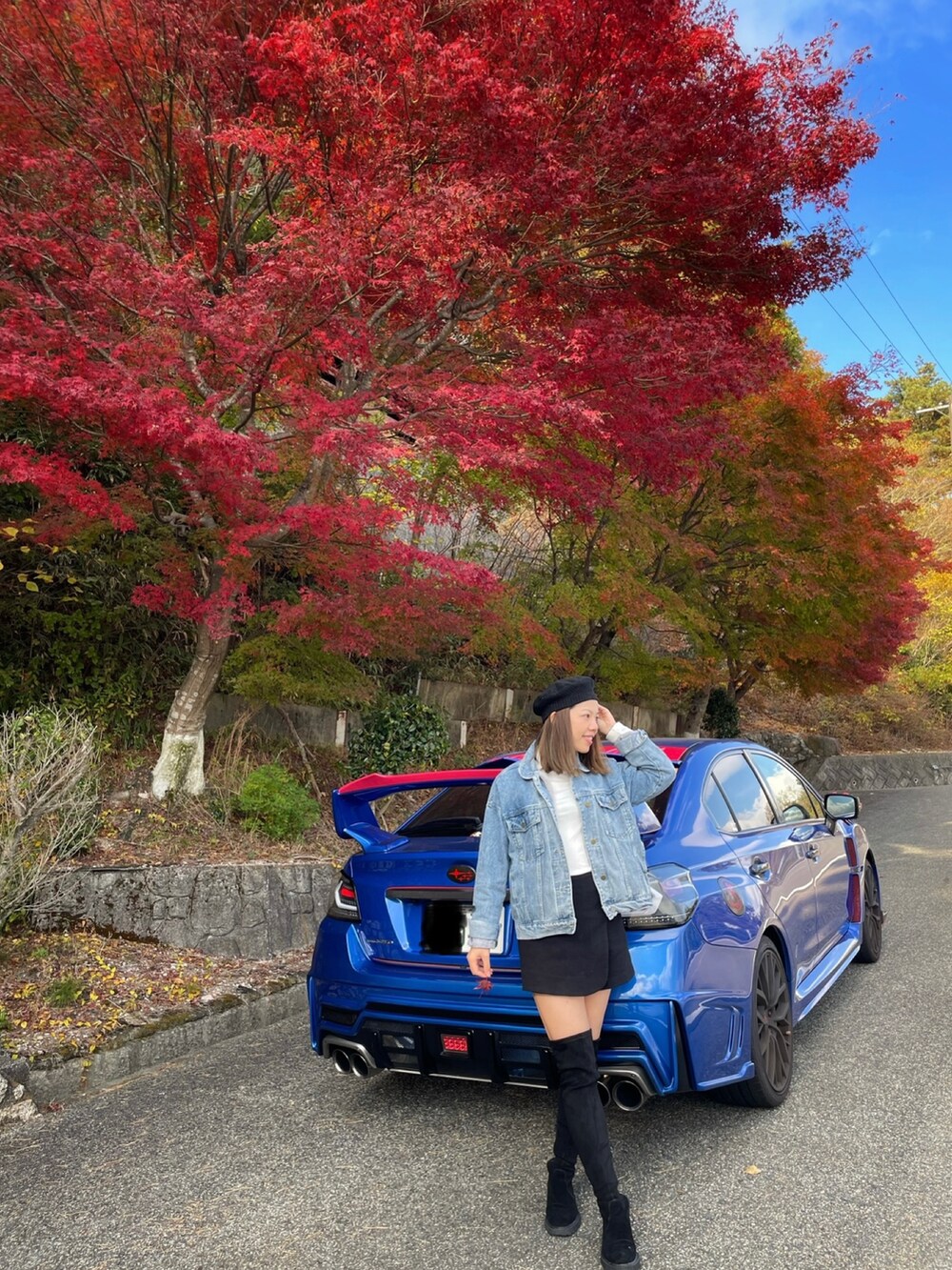 ブラック系のチューブトップを着用したレディースの秋コーディネートの2枚目の写真