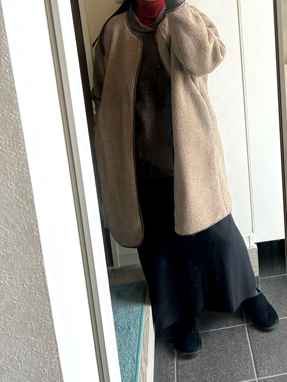 「秋冬、シンプル、大人かわいい、ロングスカート、ハイネック、ユニクロ、ブラウン」｜「UNIQLOのアイテム（トップス、レッド系）」を使った、マナさん（レディース・164cm）の冬コーディネートの2枚目の写真