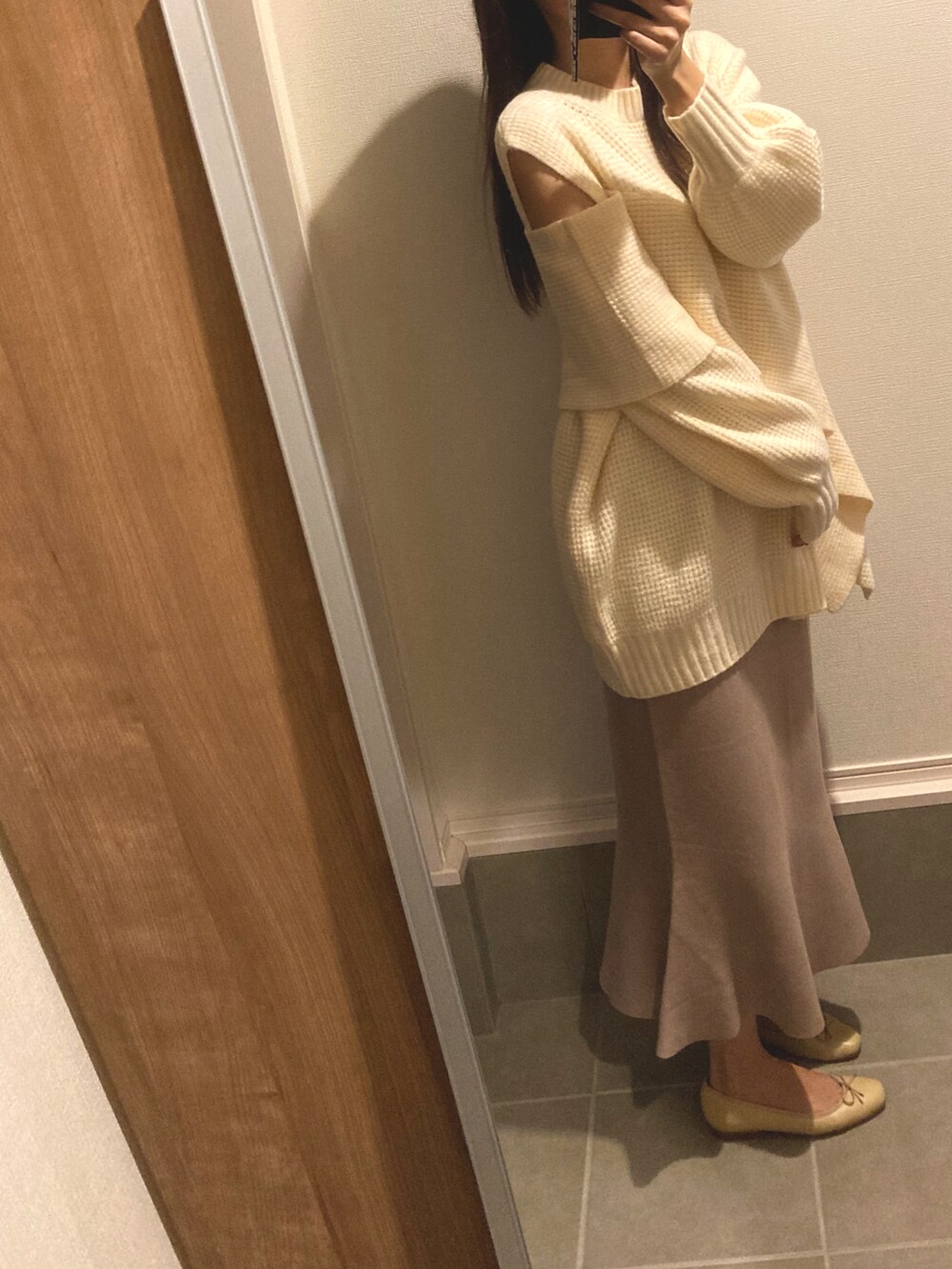 「スカート、ナチュラル、キレイめ、休日コーデ、大人女子、ゆるコーデ、ラクチンコーデ」｜「kate spade new yorkのアイテム（トートバッグ、ピンク系）」を使った、マナさん（レディース・164cm）の秋コーディネートの3枚目の写真