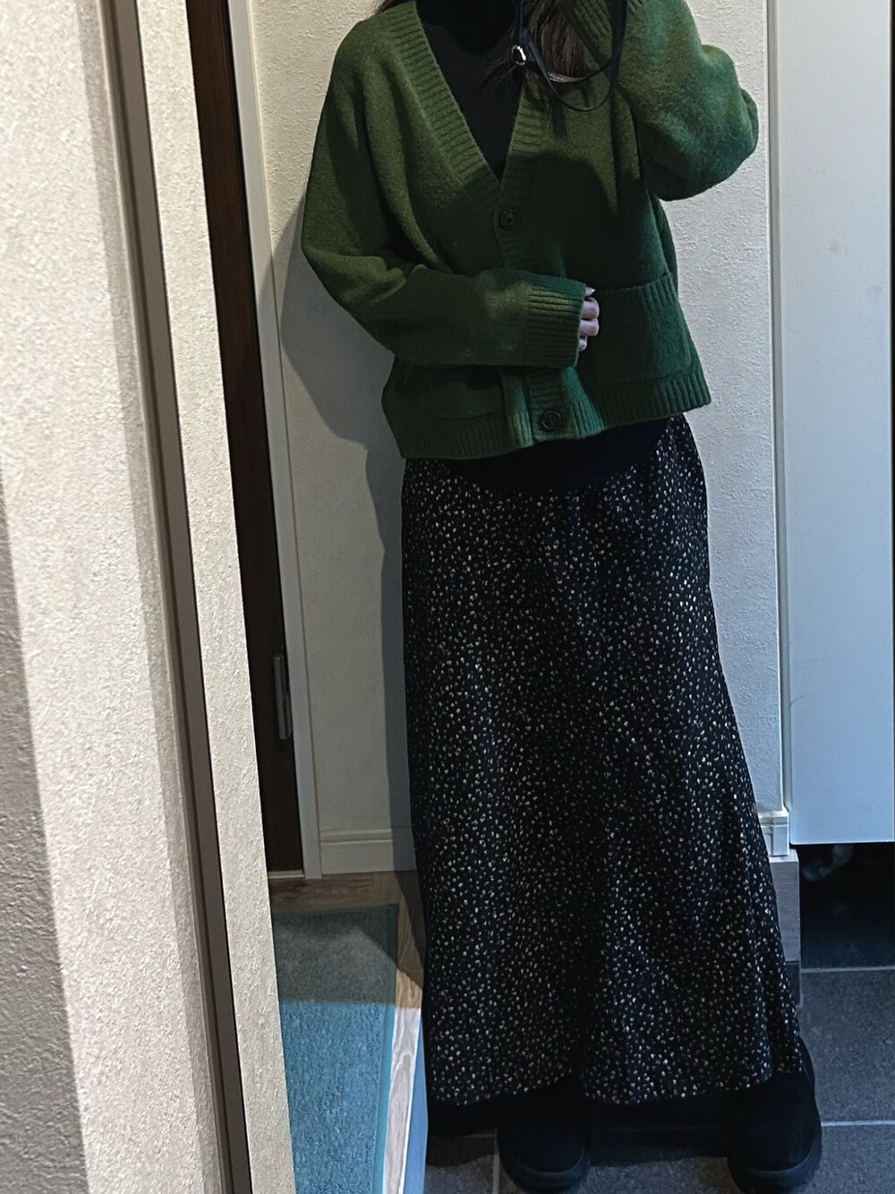 「秋服、秋冬コーデ、ゆるコーデ、ブラックコーデ、スカートスタイル、カーディガン」｜「BEAUTY&YOUTH UNITED ARROWSのベアフライス タートルネック カットソー（Tシャツ/カットソー、ブラック系）」を使った、マナさん（レディース・164cm）の秋コーディネートの2枚目の写真