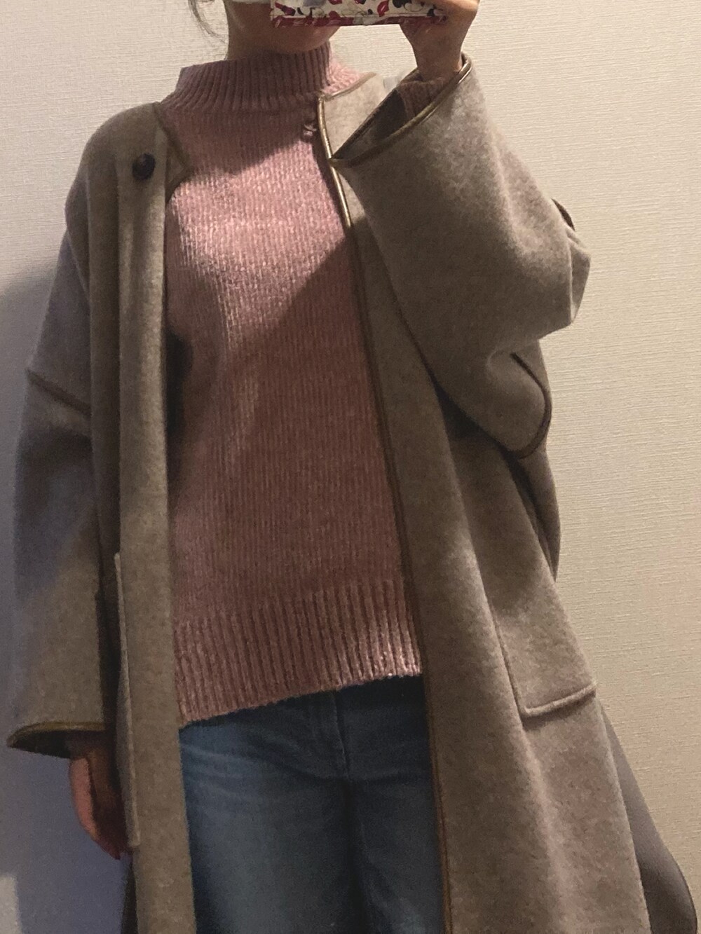 「ラクチンコーデ、スニーカー、シンプルコーデ、スニーカーコーデ、ショルダーバッグ、今日のコーデ」｜「SHIPSのキルティングベストケープコート（ブルゾン、ベージュ系）」を使った、マナさん（レディース・164cm）の秋コーディネートの2枚目の写真