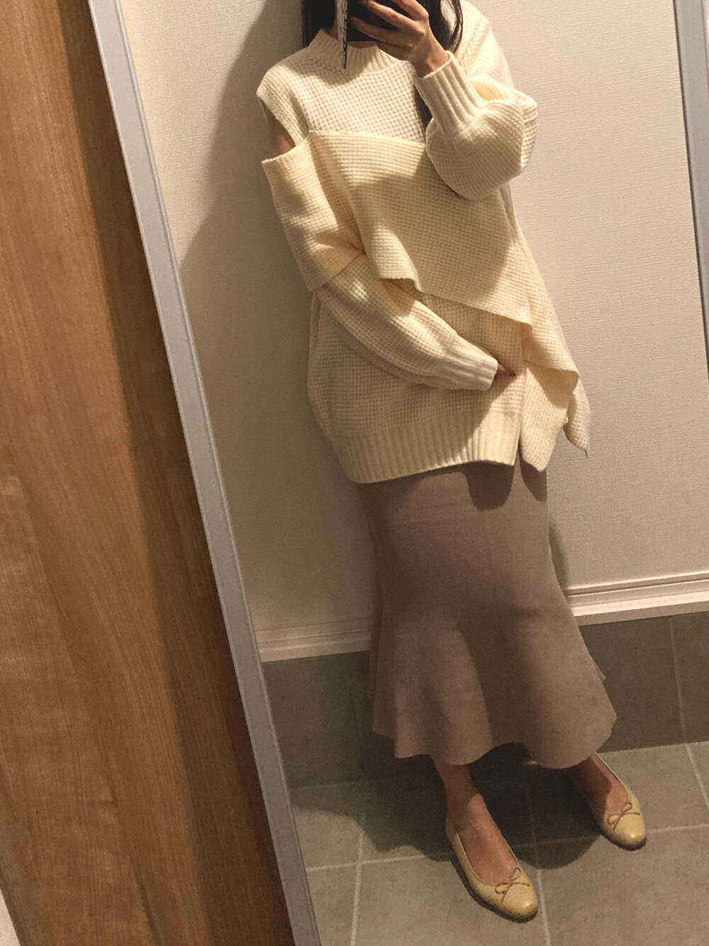 「スカート、ナチュラル、キレイめ、休日コーデ、大人女子、ゆるコーデ、ラクチンコーデ」｜「kate spade new yorkのアイテム（トートバッグ、ピンク系）」を使った、マナさん（レディース・164cm）の秋コーディネートの2枚目の写真