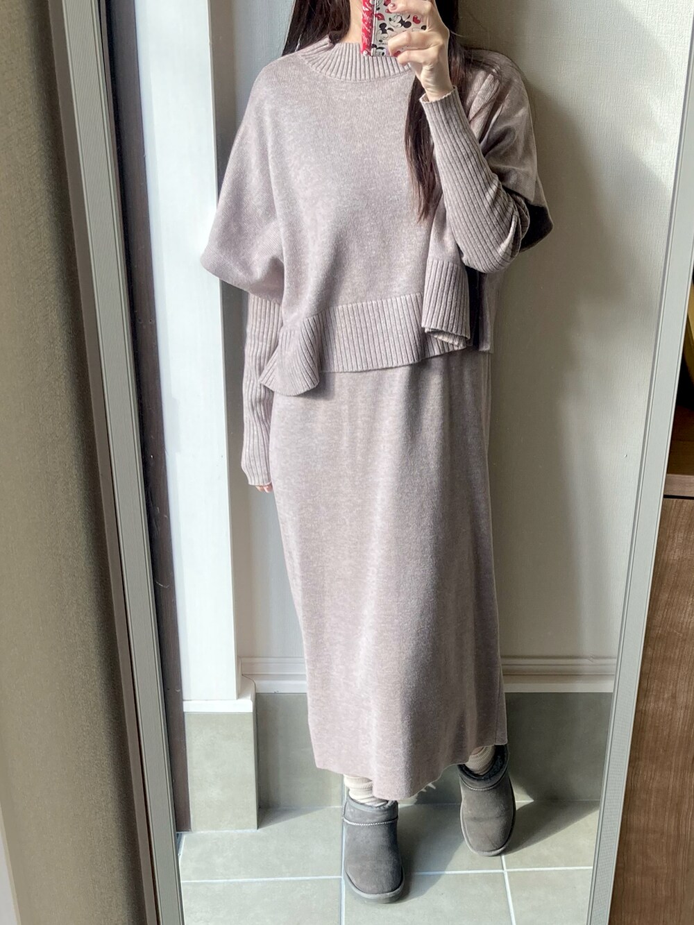 「シンプルコーデ、ショートブーツ、オトナ女子、黒コート、ワンピース」｜「SLOBE IENAのダブルクロスシャルム サドルショルダーコート◆（ノーカラーコート、ブラック系）」を使った、マナさん（レディース・164cm）の冬コーディネートの2枚目の写真