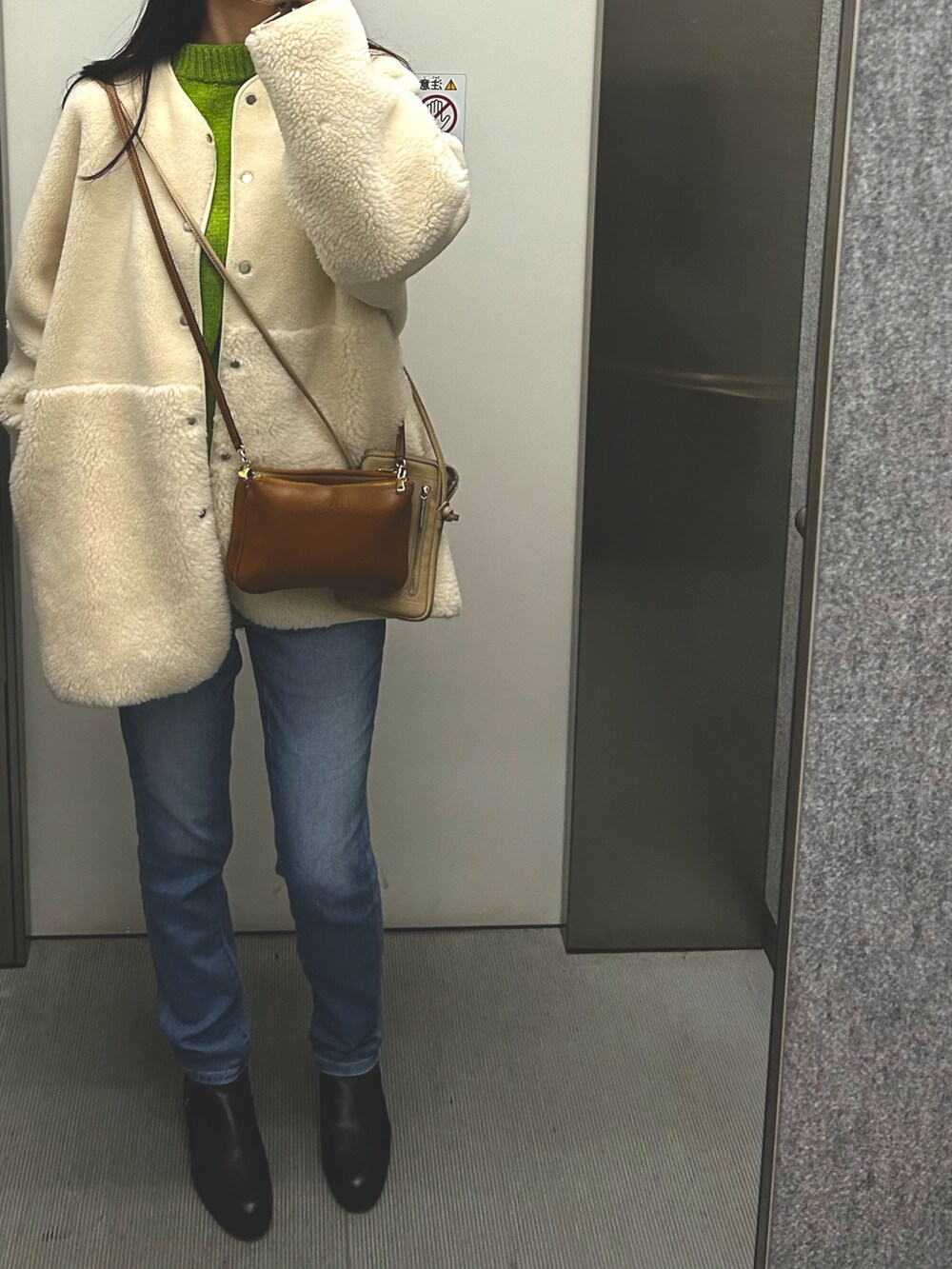 「カジュアル、デニムパンツ、ボリューム袖、ニット、ブーツ、オトナカワイイ、大人カジュアル、パンツスタイル、ボア」｜「BEAUTY&YOUTH UNITED ARROWSの【WEB限定】ボアムートン リバーシブルコート -2WAY-（ブルゾン、ホワイト系）」を使った、マナさん（レディース・164cm）の冬コーディネートの2枚目の写真
