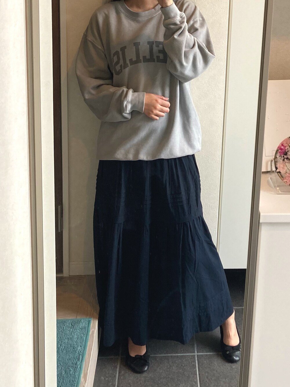 「リラックススタイル、きれいめカジュアル、デニムジャケット、ロングスカート、スウェット」｜「URBAN RESEARCH Sonny Labelのフーディデニムジャケット（デニムジャケット、ブルー系）」を使った、マナさん（レディース・164cm）の春コーディネートの2枚目の写真