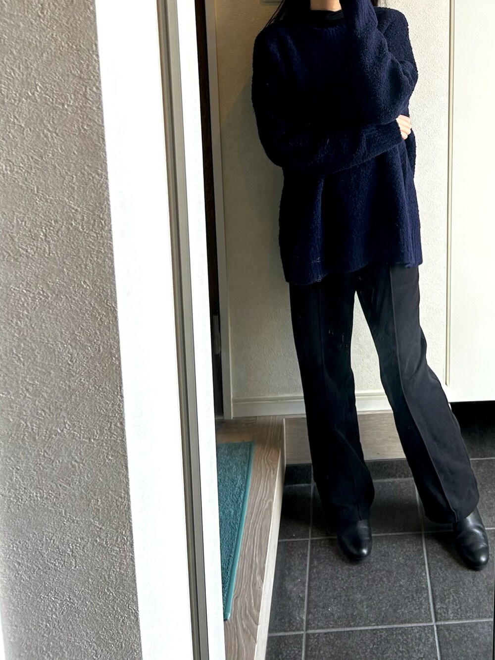「シンプルスタイル、今日のコーデ、パンツスタイル、キレイめ、大人コーデ、ブーツ、ロングコート、黒、グレー」｜「JOURNAL STANDARD relumeのPINORI/ブークレヤーンクルーネックプルオーバー（ニット/セーター、ブルー系）」を使った、マナさん（レディース・164cm）の冬コーディネートの2枚目の写真