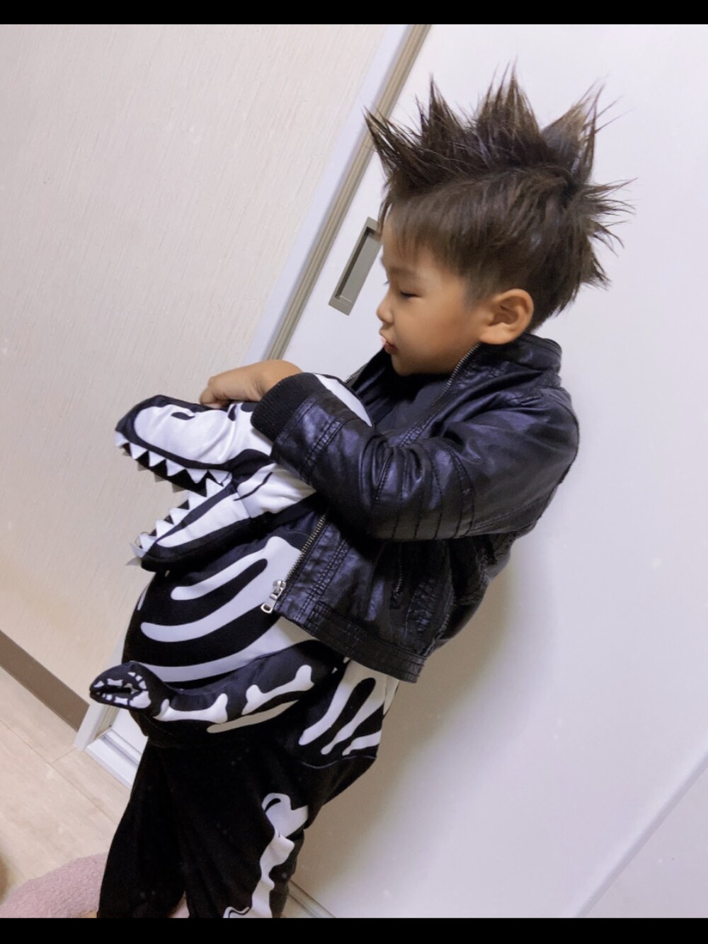 「wearhalloween2021、halloween、キッズコーデ、男の子コーデ、kids」｜「H&Mのアイテム（ライダースジャケット、ブラック系）」を使った、toaさん（キッズ・110cm）の秋コーディネートの3枚目の写真